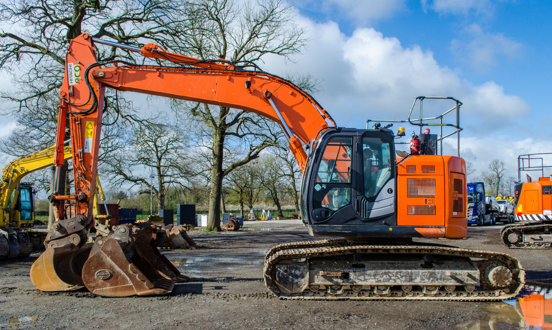 Hitachi ZX225 US-LC 26 tonne steel tracked excavator Year: 2018 S/N: 00500336 Recorded Hours: 6666 - Image 7 of 28