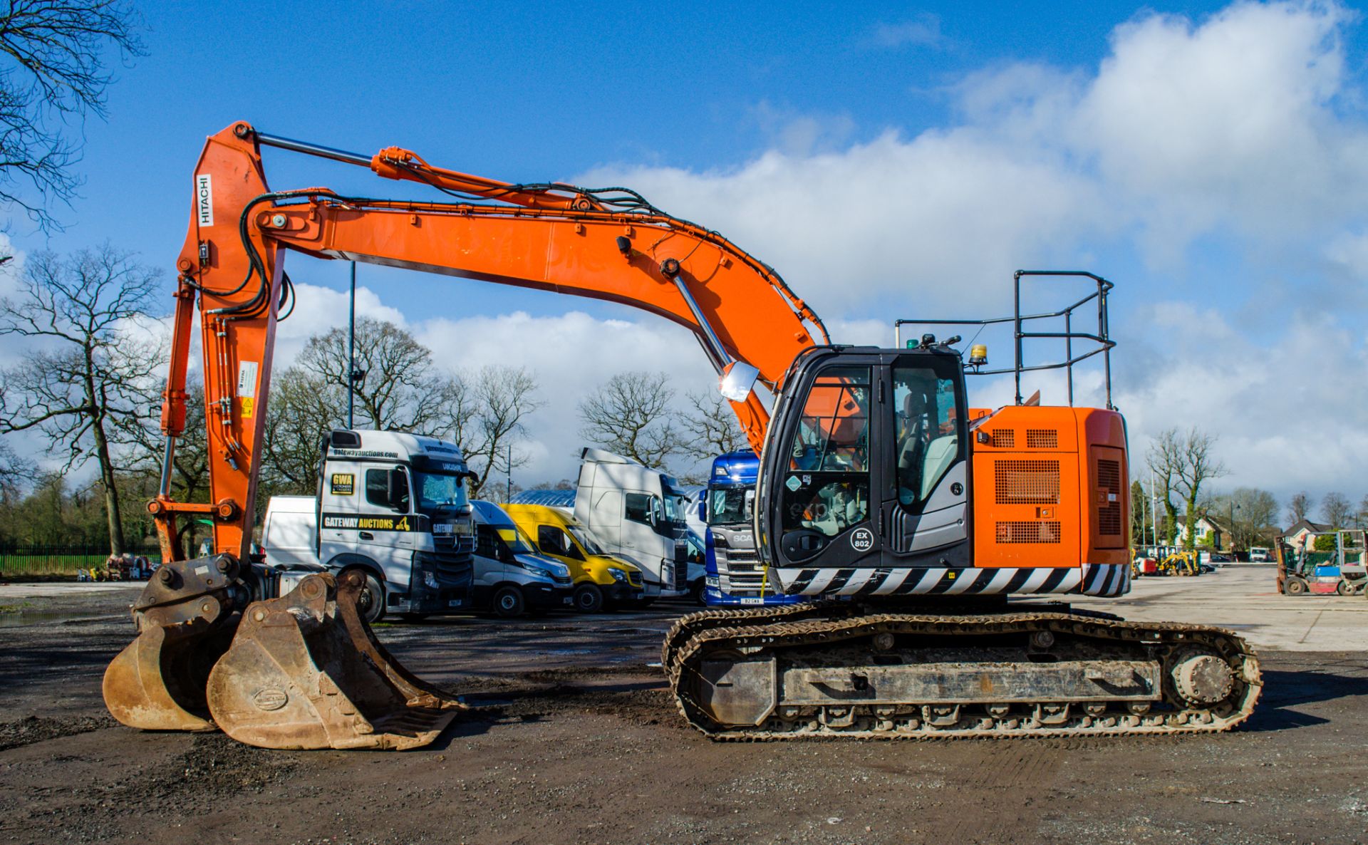 Hitachi ZX225 US-LC 26 tonne steel tracked excavator Year: 2019 S/N: 00503076 Recorded Hours: 5576 - Image 7 of 27