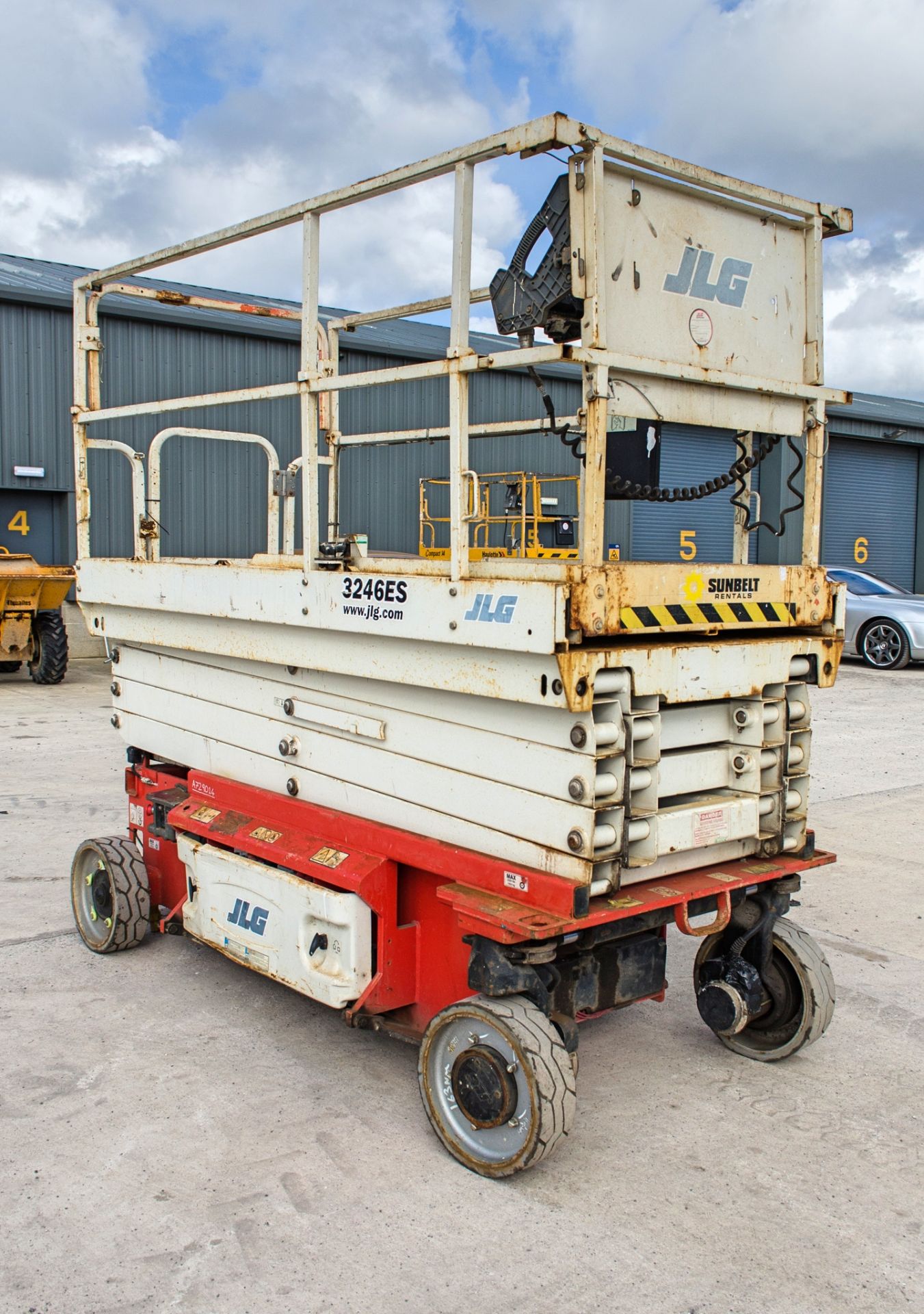 JLG 3246ES battery electric scissor lift access platform Year: 2016 S/N: 27362 Recorded Hours: 235 - Image 4 of 11