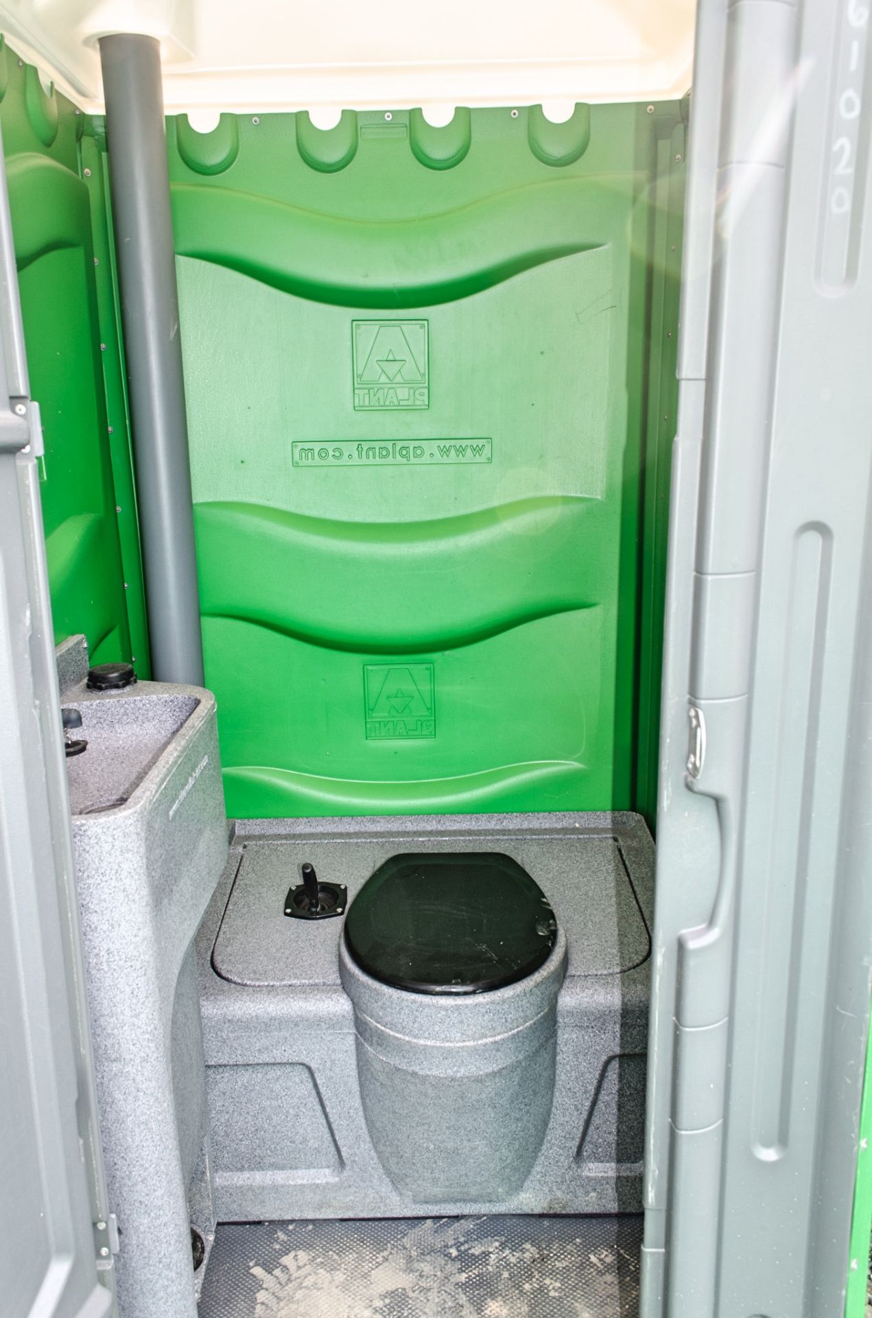 Plastic portable toilet unit A861020 - Image 3 of 3