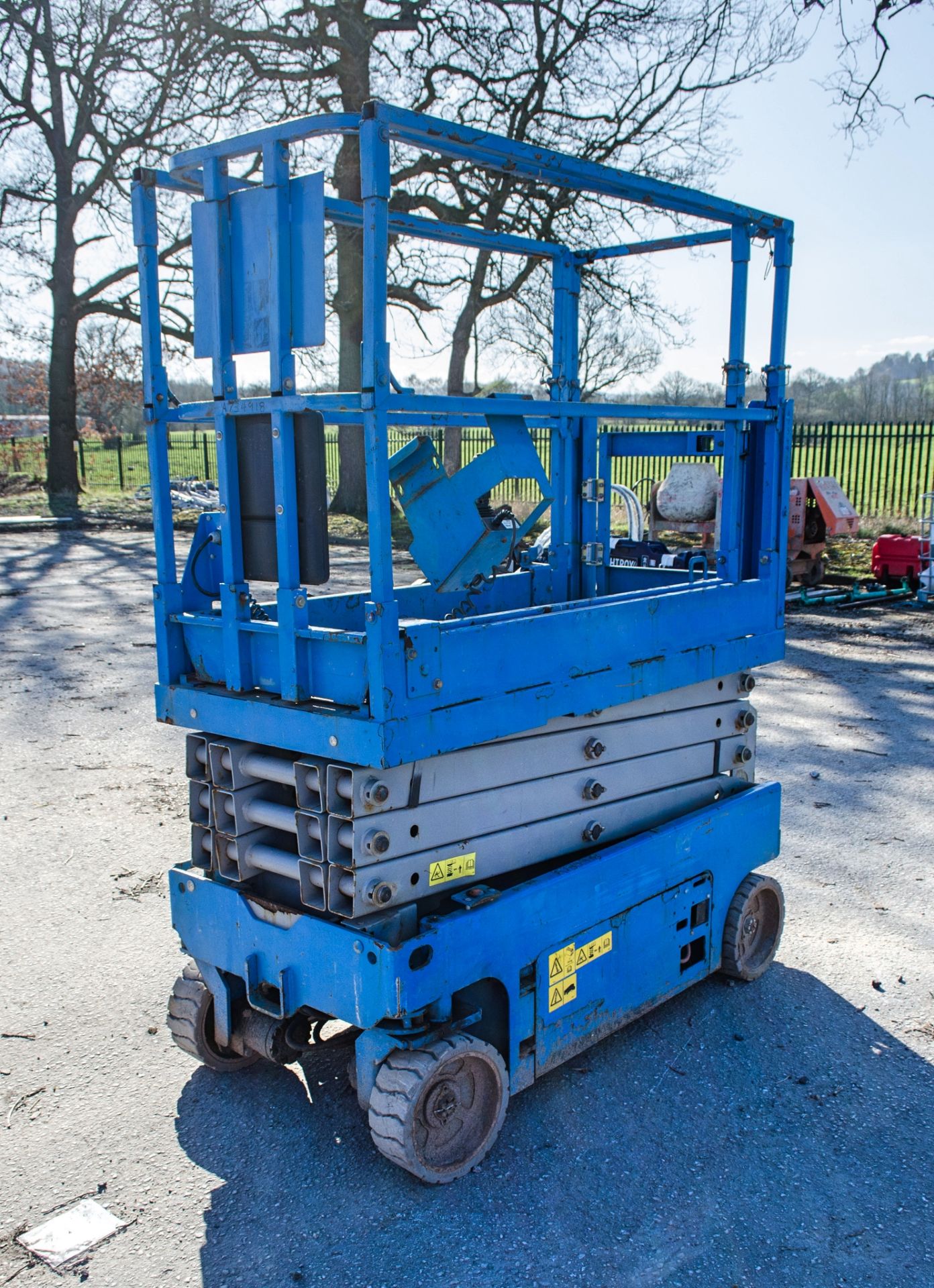 Genie GS1932 battery electric scissor lift access platform Year: 2016 S/N: 122525 Recorded Hours: - Image 3 of 11