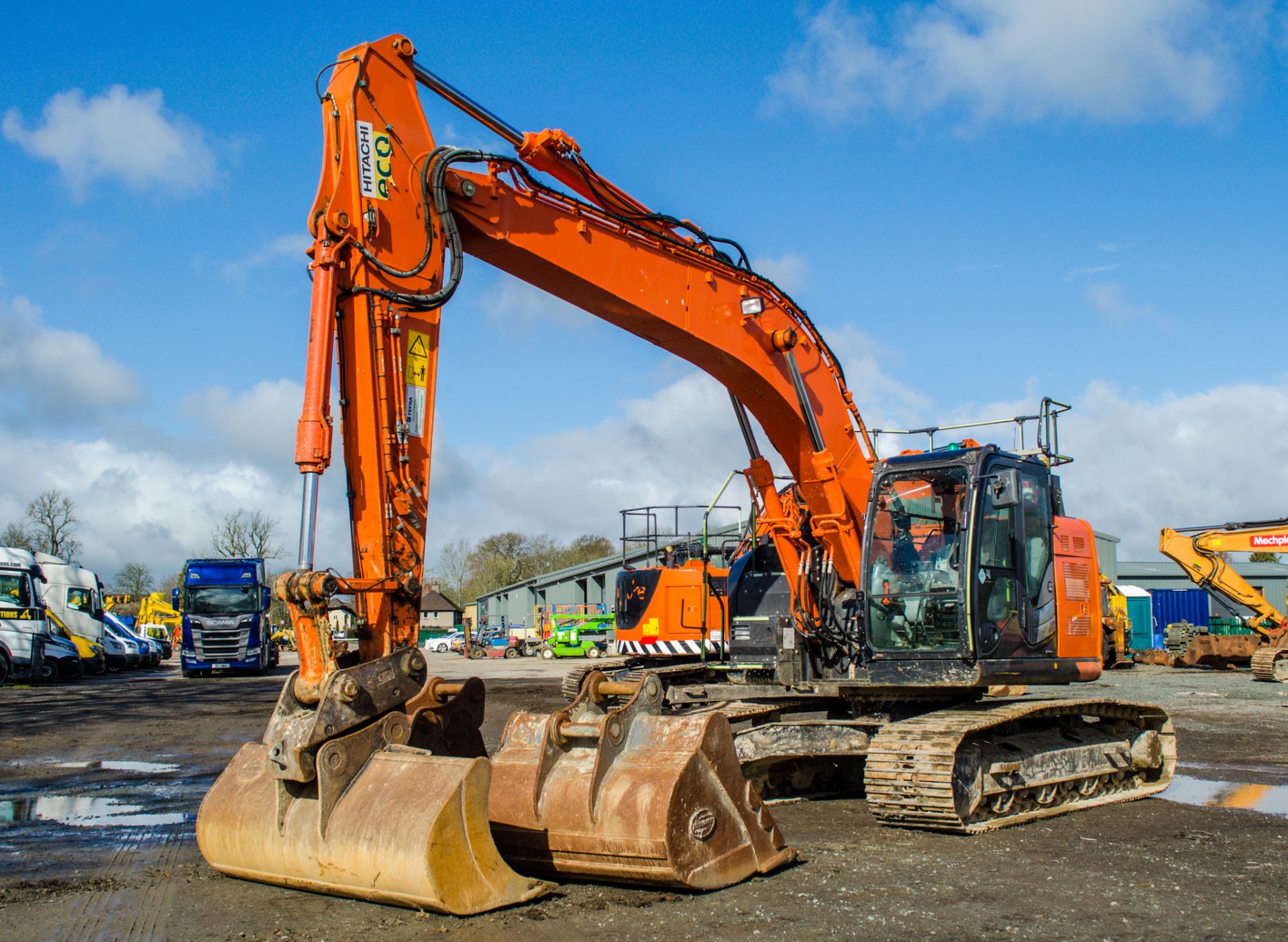 Hitachi ZX225 US-LC 26 tonne steel tracked excavator Year: 2018 S/N: 00500336 Recorded Hours: 6666