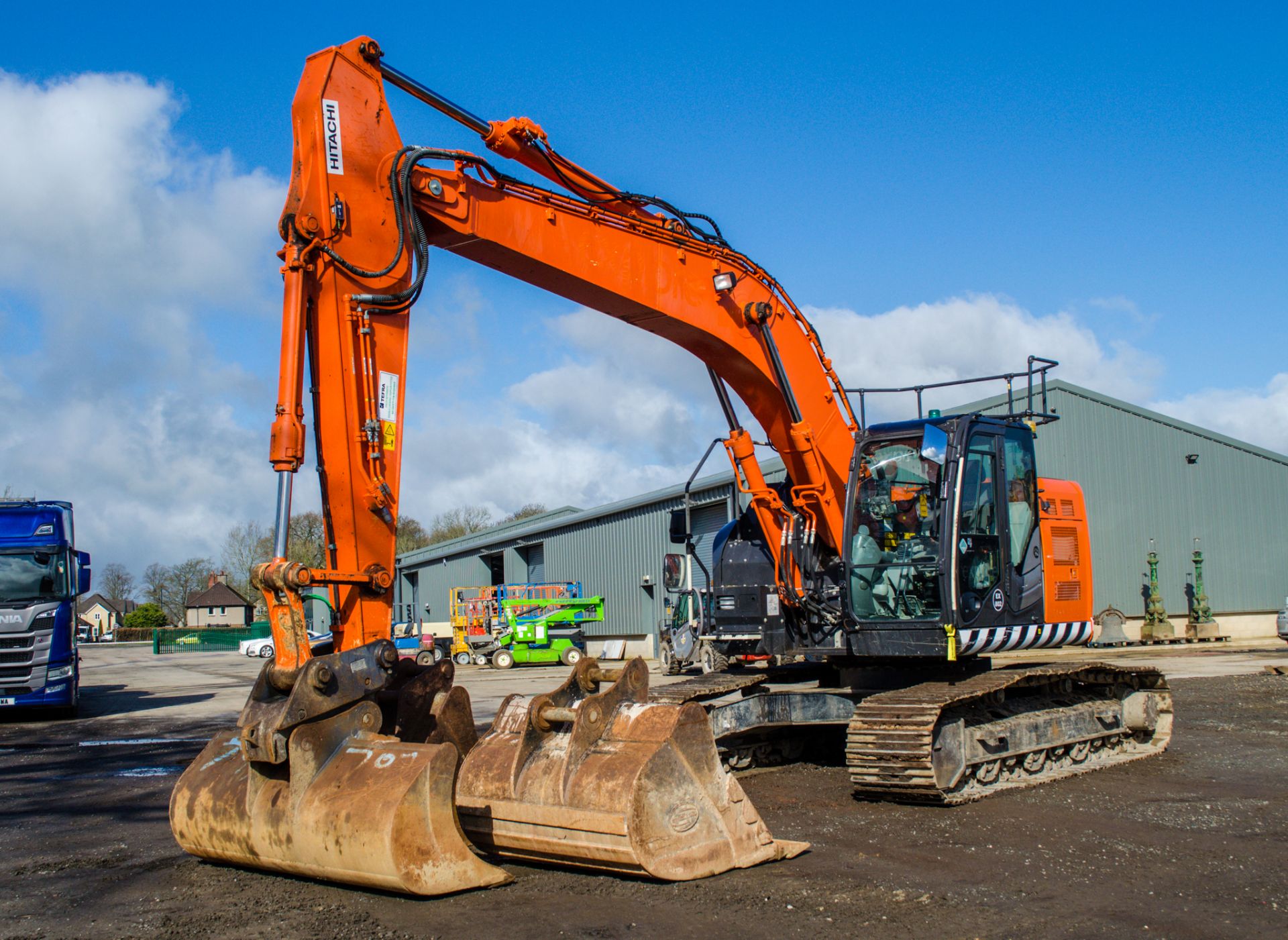 Hitachi ZX225 US-LC 26 tonne steel tracked excavator Year: 2019 S/N: 00503076 Recorded Hours: 5576