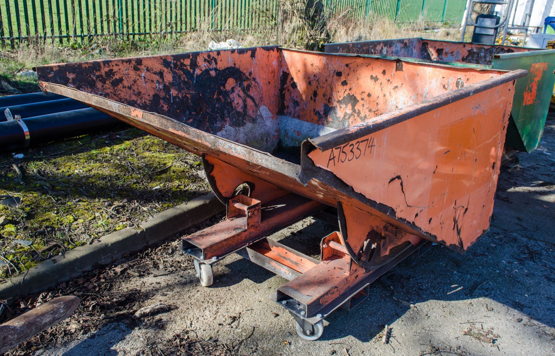Mobile steel tipping skip A753374