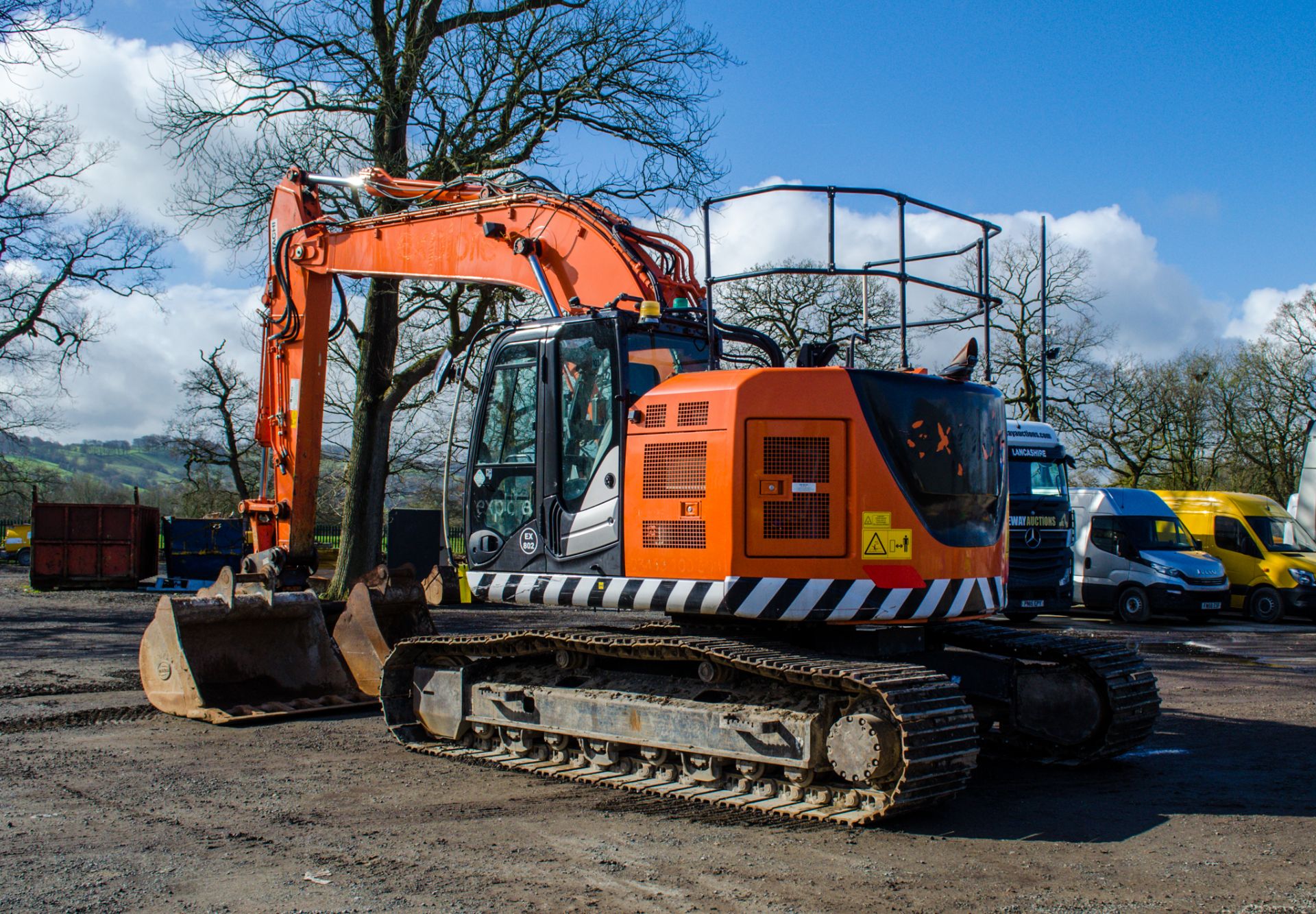 Hitachi ZX225 US-LC 26 tonne steel tracked excavator Year: 2019 S/N: 00503076 Recorded Hours: 5576 - Image 3 of 27