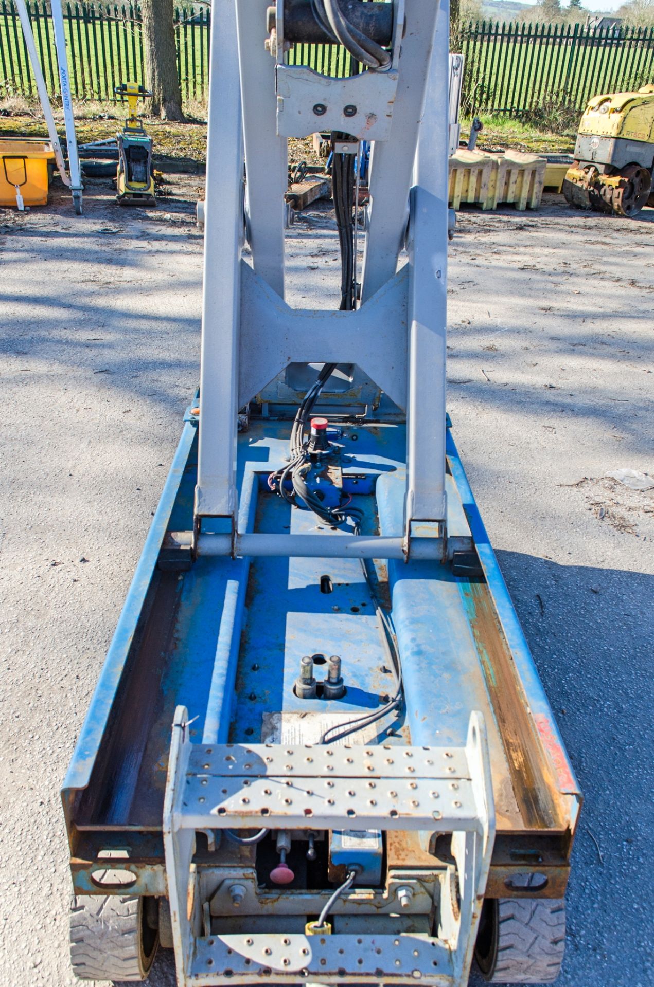 Genie GS1932 battery electric scissor lift access platform Year: 2015 S/N: 143713 Recorded Hours: - Image 7 of 11