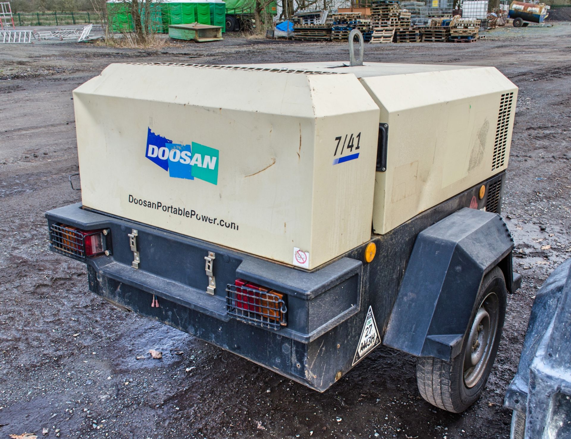 Doosan 7/41 diesel driven fast tow mobile air compressor Year: 2013 S/N: 431975 Recorded Hours: 1369 - Image 2 of 7