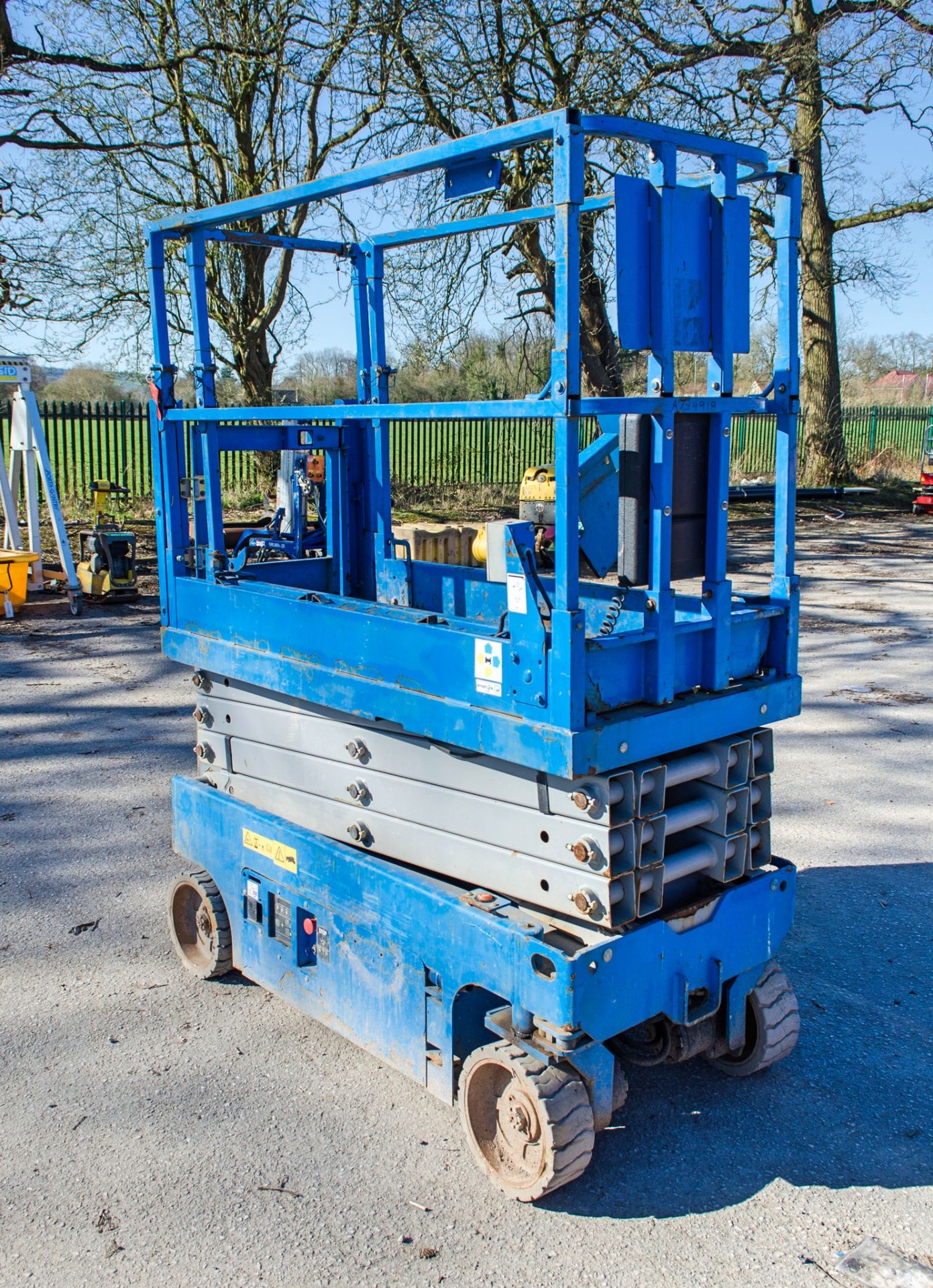 Genie GS1932 battery electric scissor lift access platform Year: 2016 S/N: 122525 Recorded Hours: - Image 4 of 11