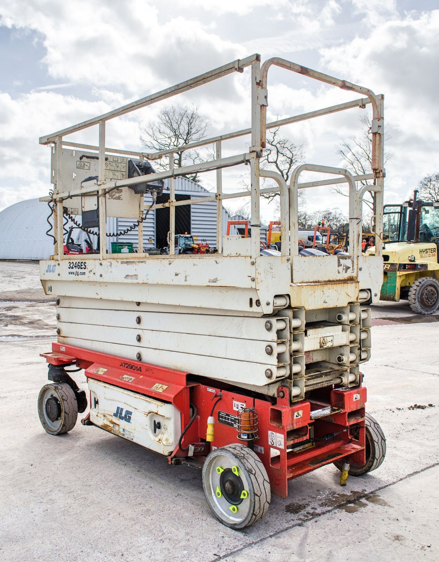 JLG 3246ES battery electric scissor lift access platform Year: 2016 S/N: 27362 Recorded Hours: 235 - Image 2 of 11