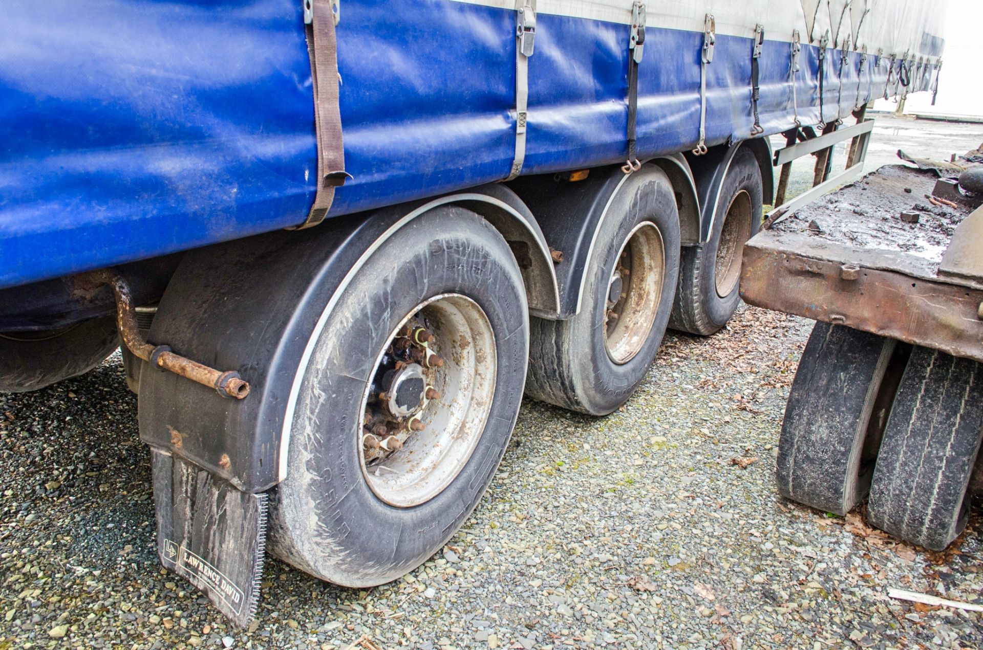 SDC 13.6 metre tri-axle curtain side trailer Year: 2003 Reg Ident: C131442 MOT: Expired - Image 7 of 12