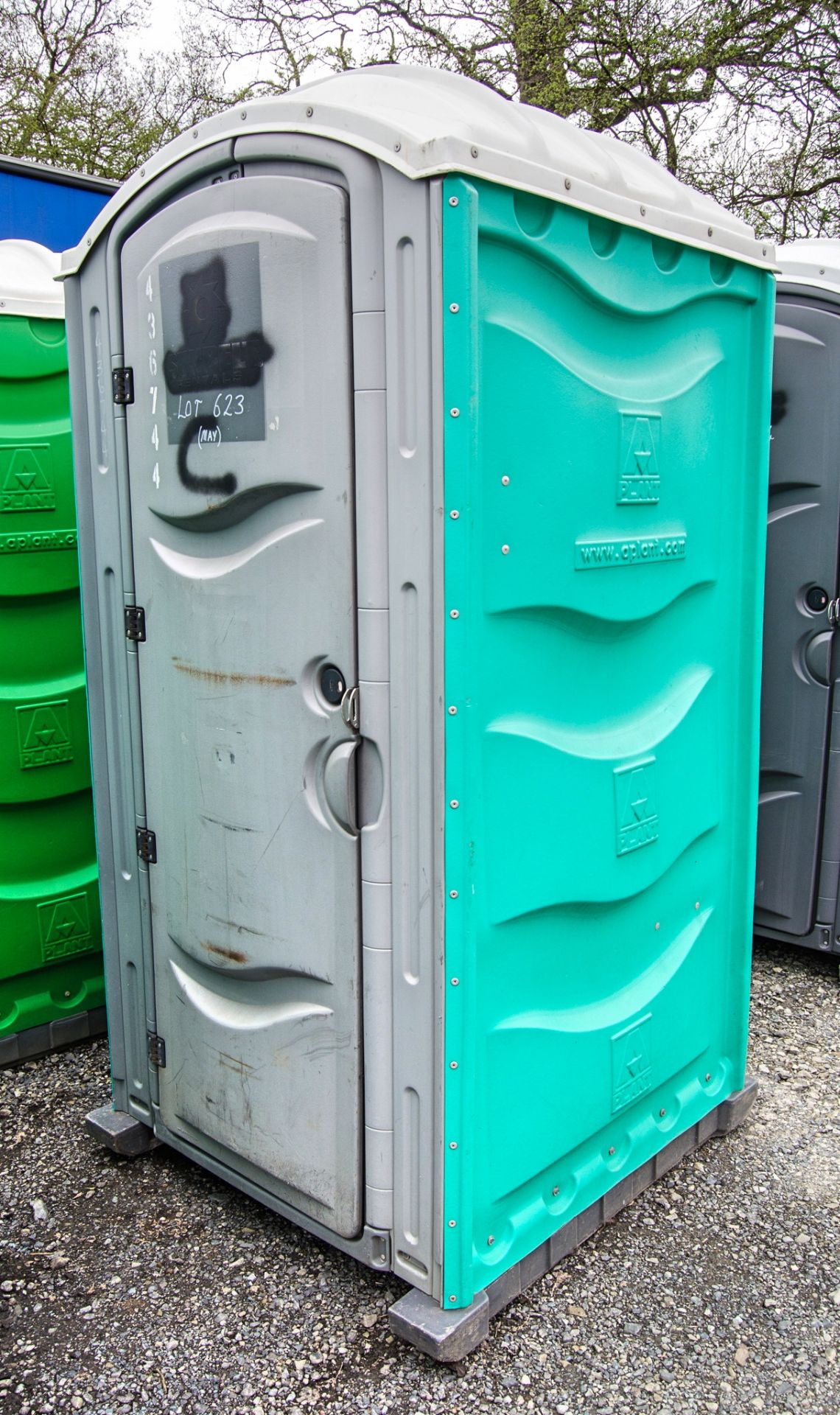 Plastic portable toilet unit A436744