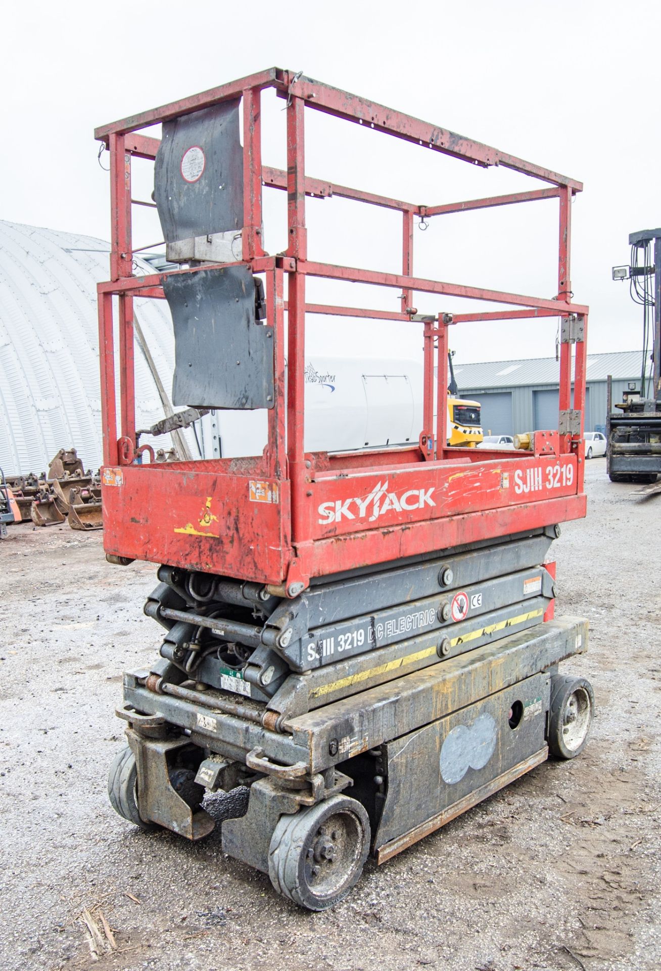 Skyjack SJIII 3219 battery electric scissor lift access platform Year: 2013 S/N: 22049561 - Image 3 of 9