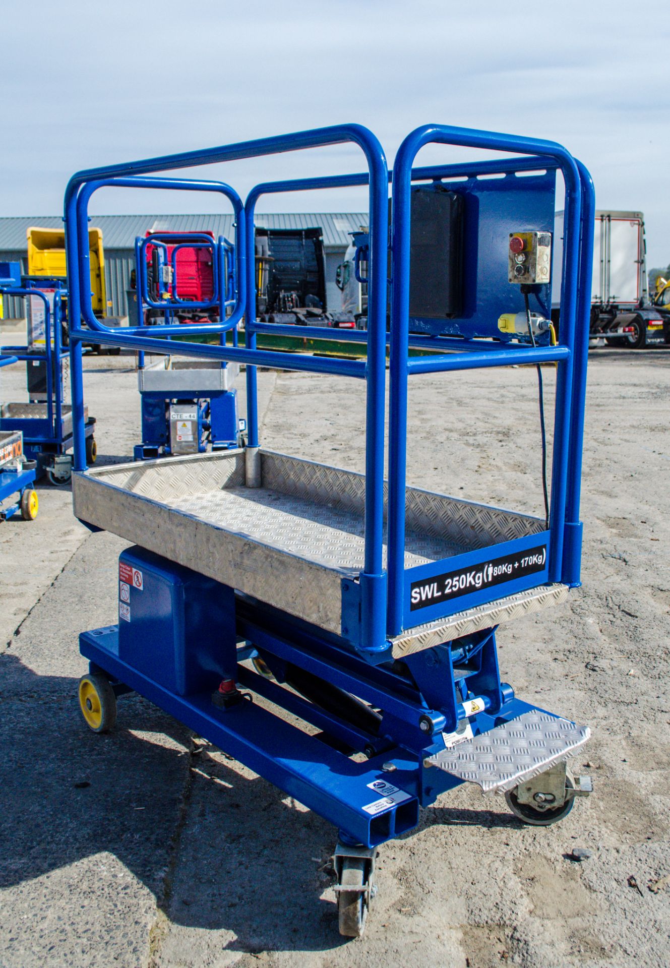 Power Tower battery electric push around access platform Year: 2014 S/N: 23383214A CTE-35 - Image 2 of 8