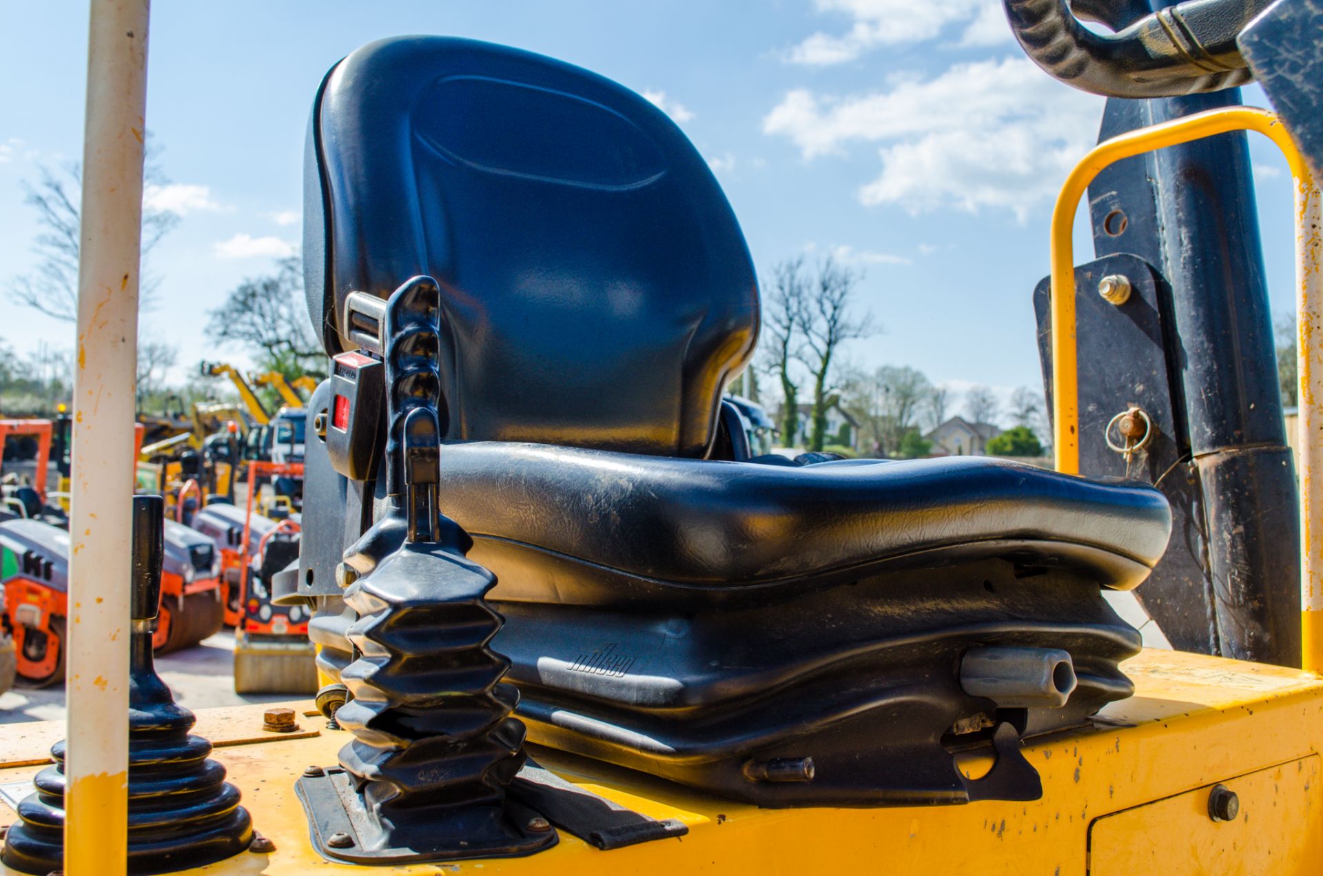 JCB 9TFT 9 tonne straight skip dumper Year: 2015 S/N: FFRM7442 Recorded Hours: 1616 c/w V5 A667157 - Image 20 of 23