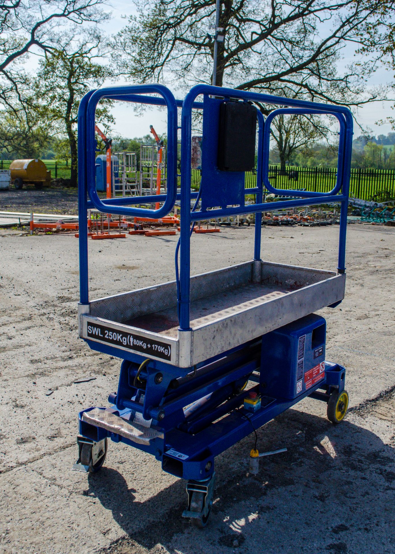 Power Tower battery electric push around access platform Year: 2009 S/N: 5442708A CTE-44 - Image 3 of 7