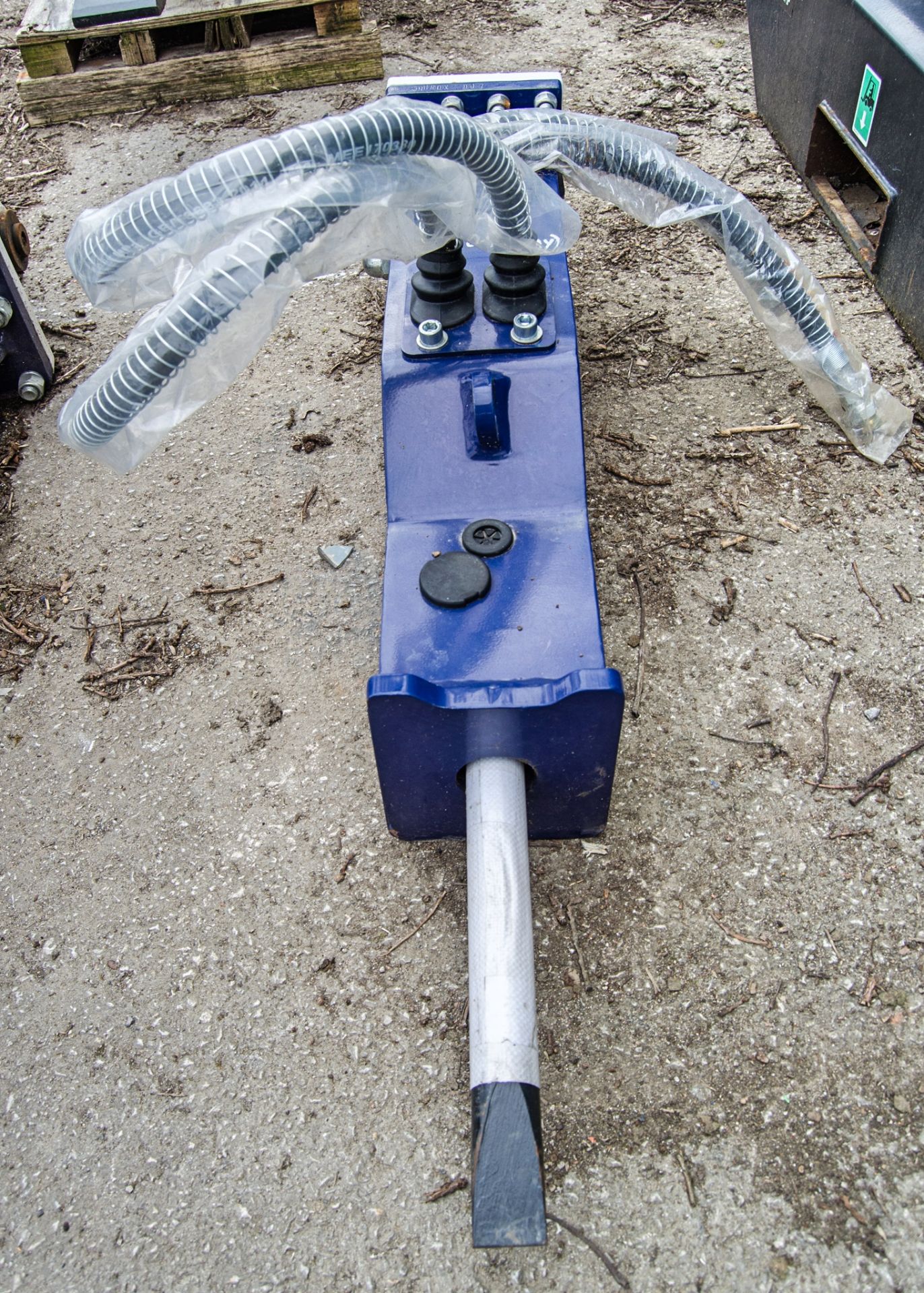 Hirox hydraulic breaker to suit micro excavator Pin diameter: 25mm Pin centres: 90mm Pin width: - Image 4 of 4
