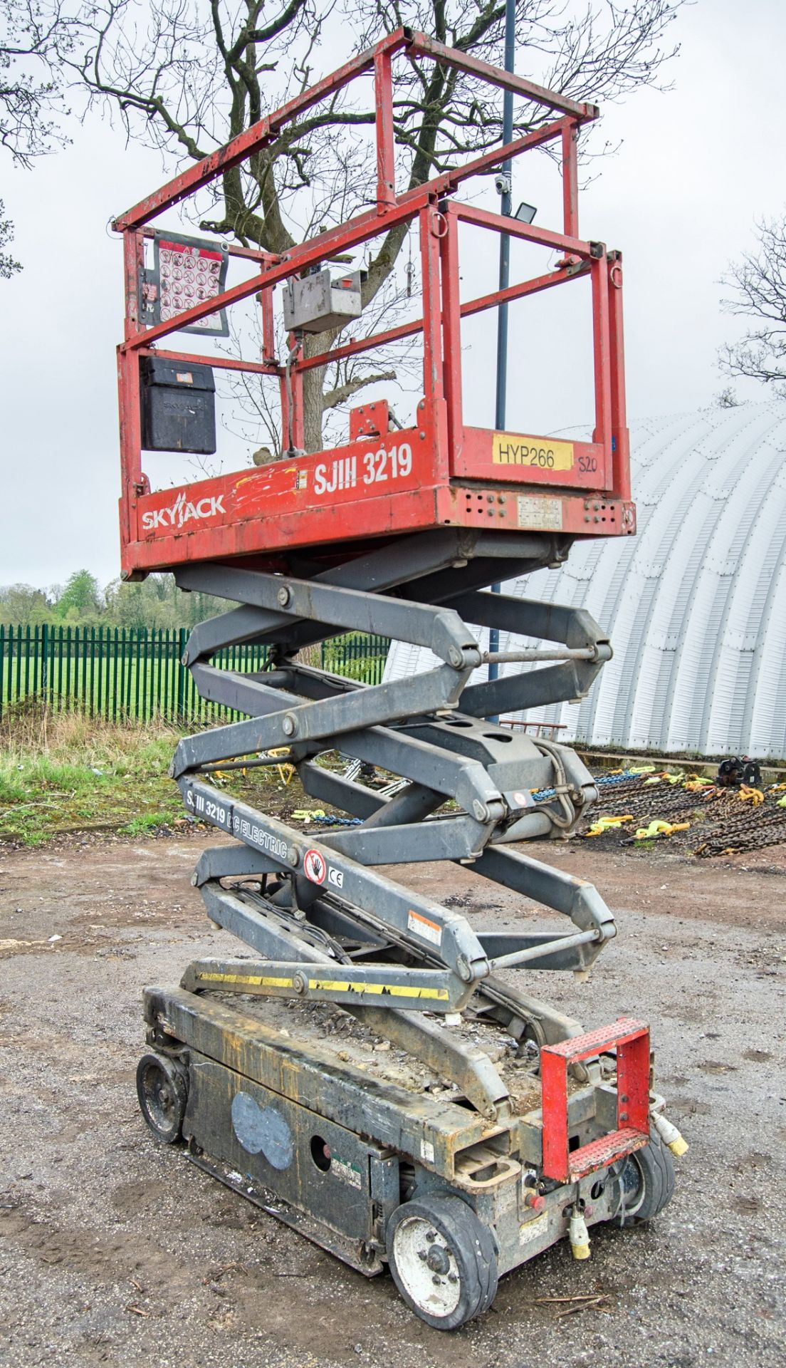 Skyjack SJIII 3219 battery electric scissor lift access platform Year: 2013 S/N: 22049561 - Image 5 of 9