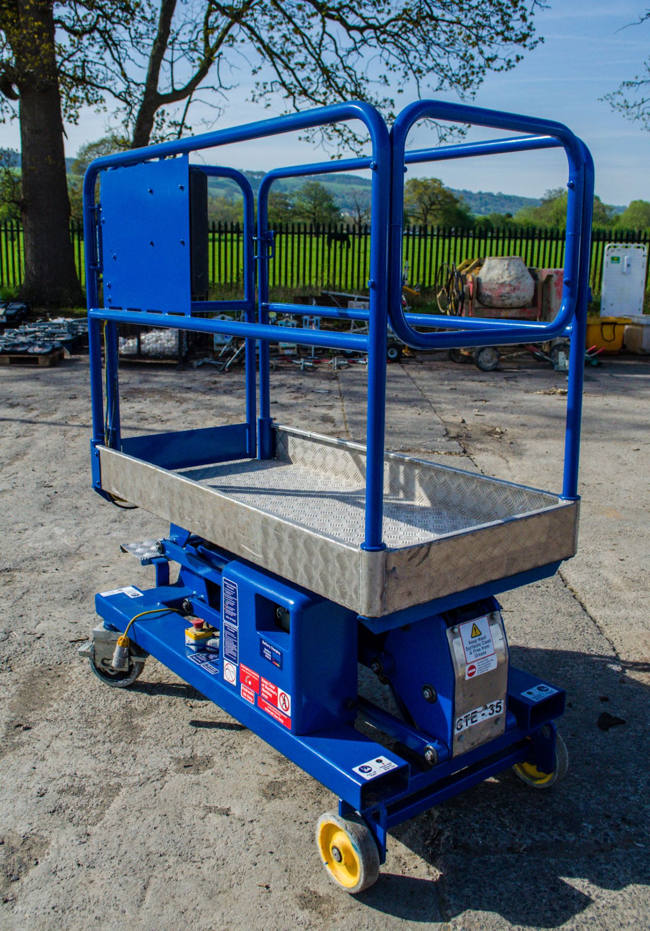 Power Tower battery electric push around access platform Year: 2014 S/N: 23383214A CTE-35 - Image 4 of 8