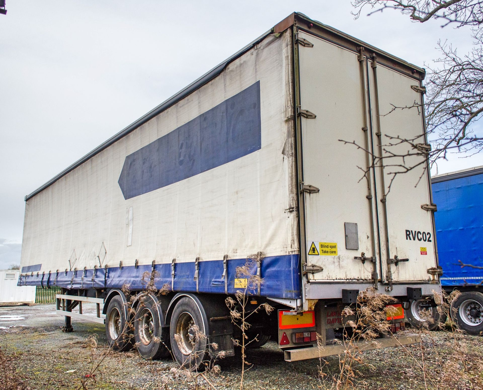 SDC 13.6 metre tri-axle curtain side trailer Year: 2003 Reg Ident: C131442 MOT: Expired - Image 4 of 12