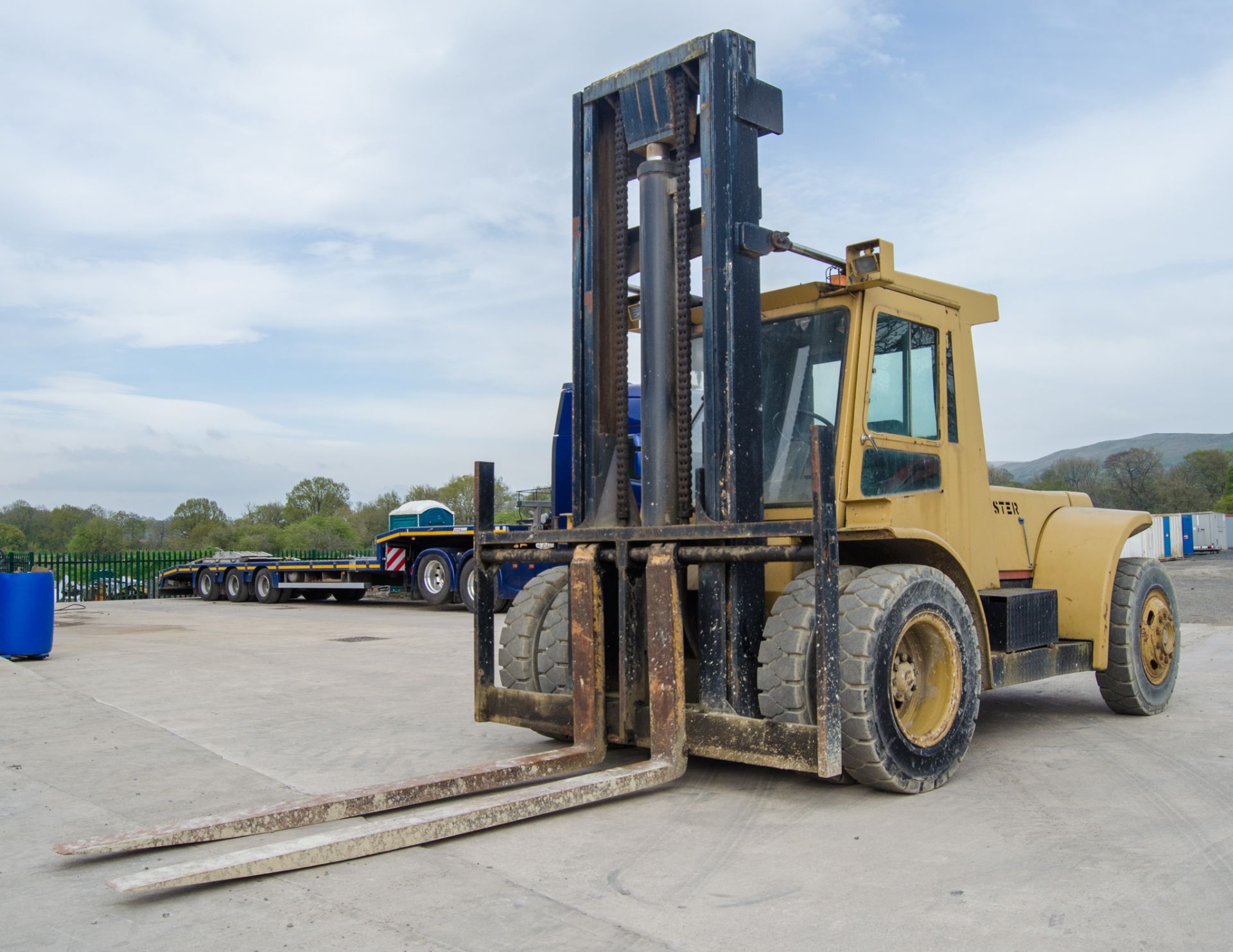 Hyster 10 tonne diesel driven fork lift truck S/N: C7E 1572H Recorded Hours: 1574 ** Engine blue