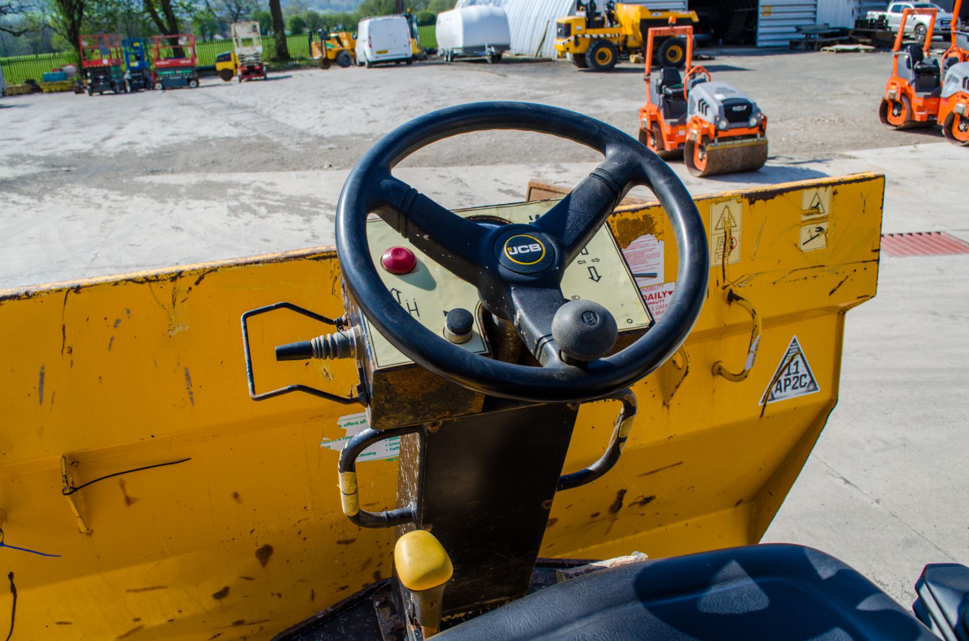 JCB 9 tonne straight skip dumper Year: 2016 S/N: RM0979 Recorded Hours: 1493 c/w V5 A751600 - Image 17 of 21