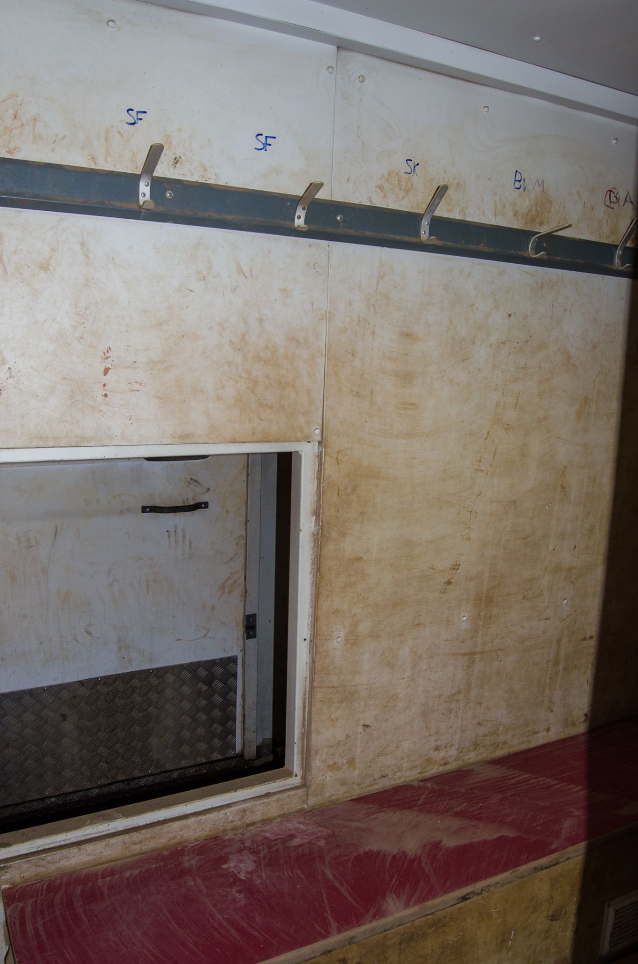 18 ft x 9 ft steel anti vandal welfare site unit Comprising of: canteen area, drying room, - Image 6 of 10