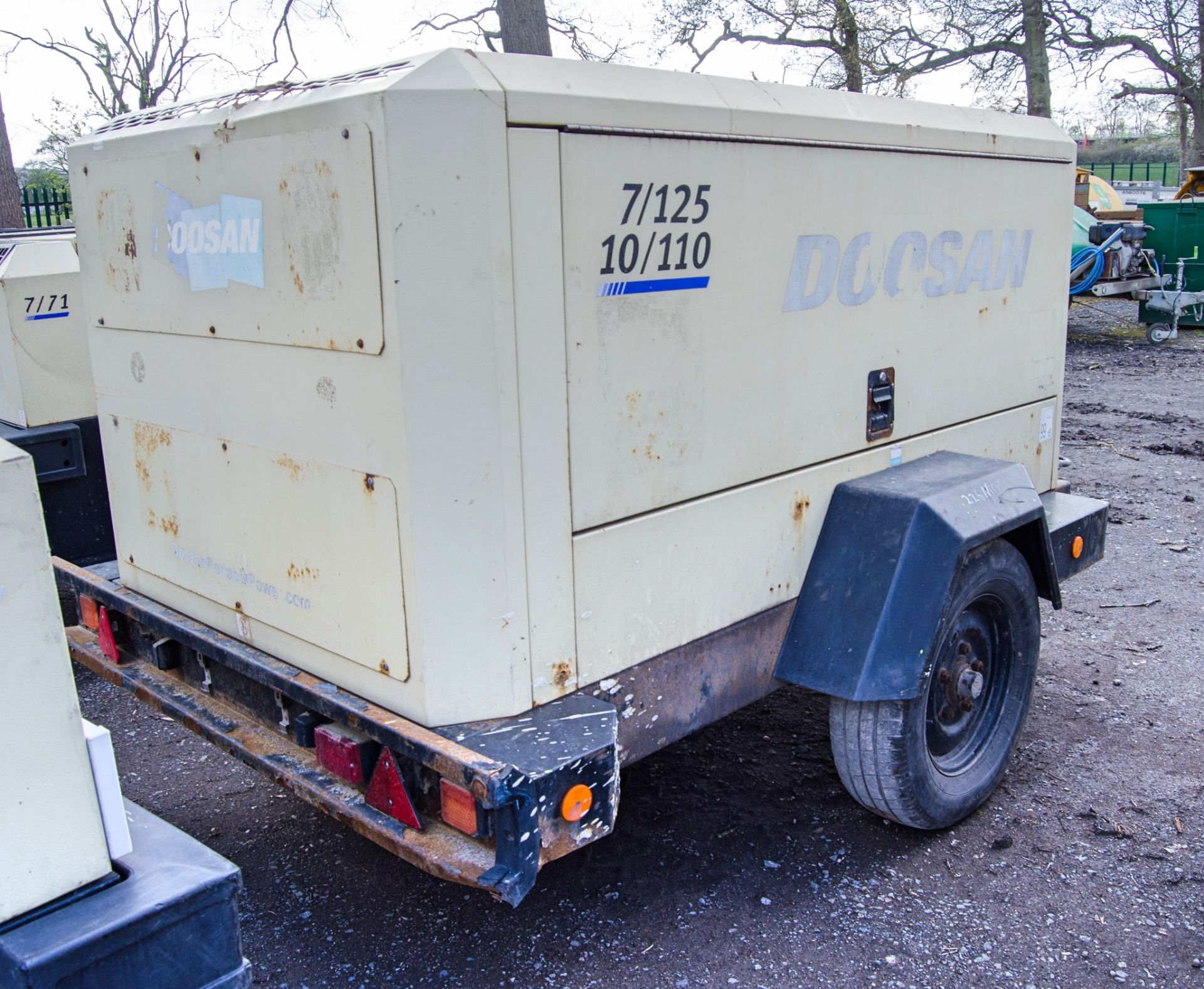 Doosan 7/125 10/110 diesel driven fast tow mobile air compressor Year: 2014 S/N: 660010 Recorded - Image 2 of 6