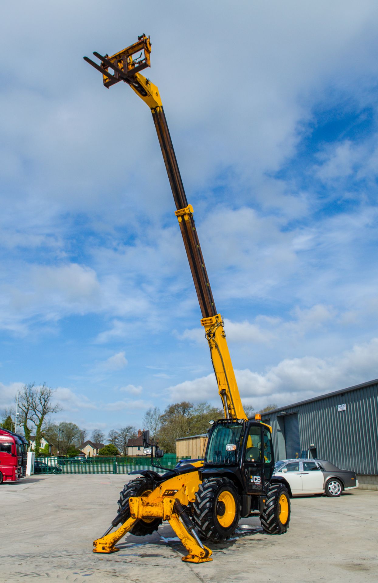 JCB 533-105 10.5 metre telescopic handler  Year: 2017 S/N: 2567198 Recorded Hours: 2072 c/w camera - Image 13 of 27