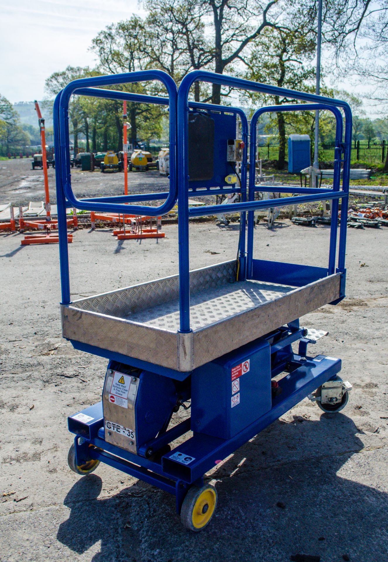 Power Tower battery electric push around access platform Year: 2014 S/N: 23383214A CTE-35 - Image 3 of 8