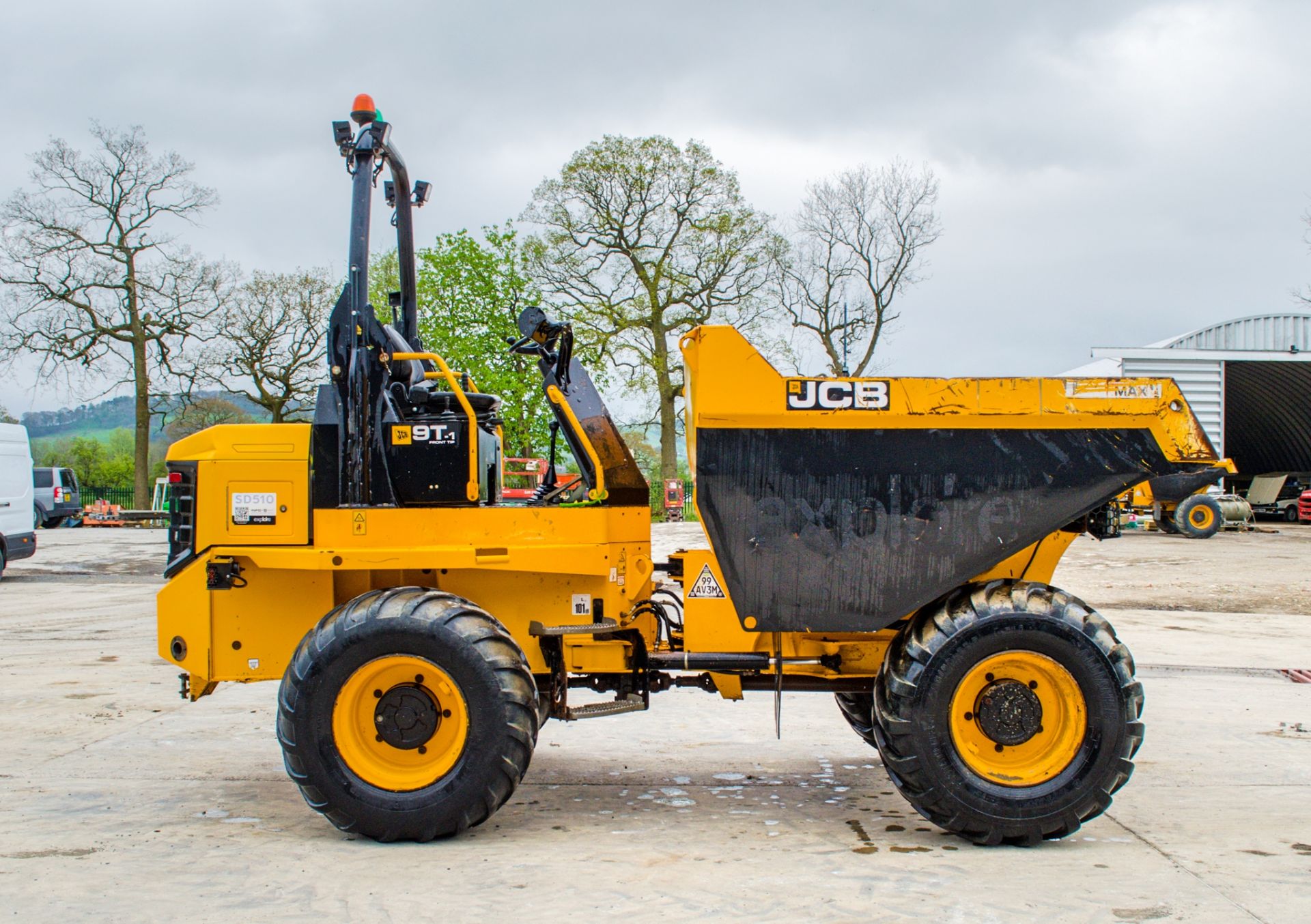 JCB 9FT 9 tonne straight skip dumper  Year: 2018 S/N: 2780319 Recorded Hours: 2120 c/w camera system - Image 7 of 24