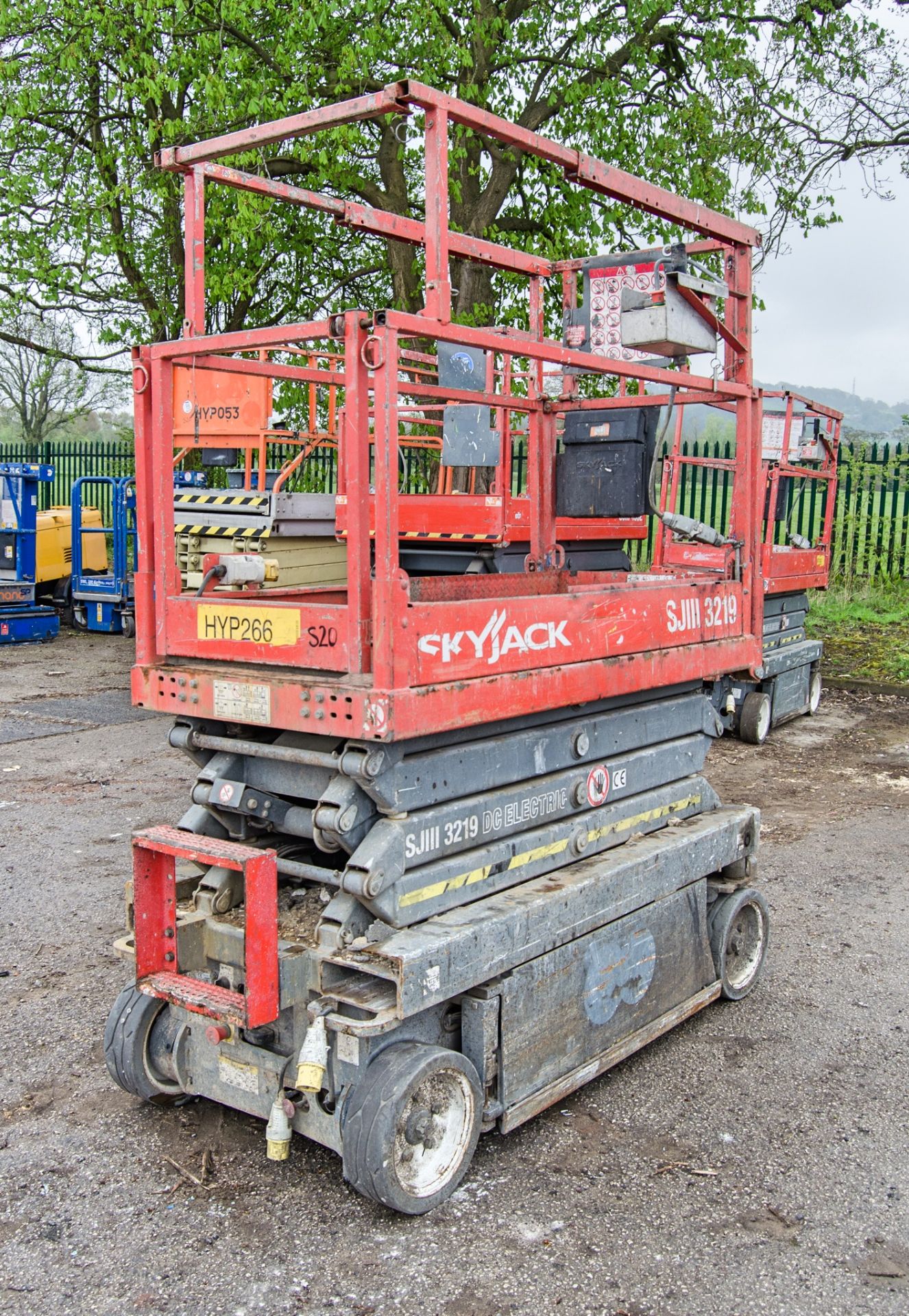 Skyjack SJIII 3219 battery electric scissor lift access platform Year: 2013 S/N: 22049561