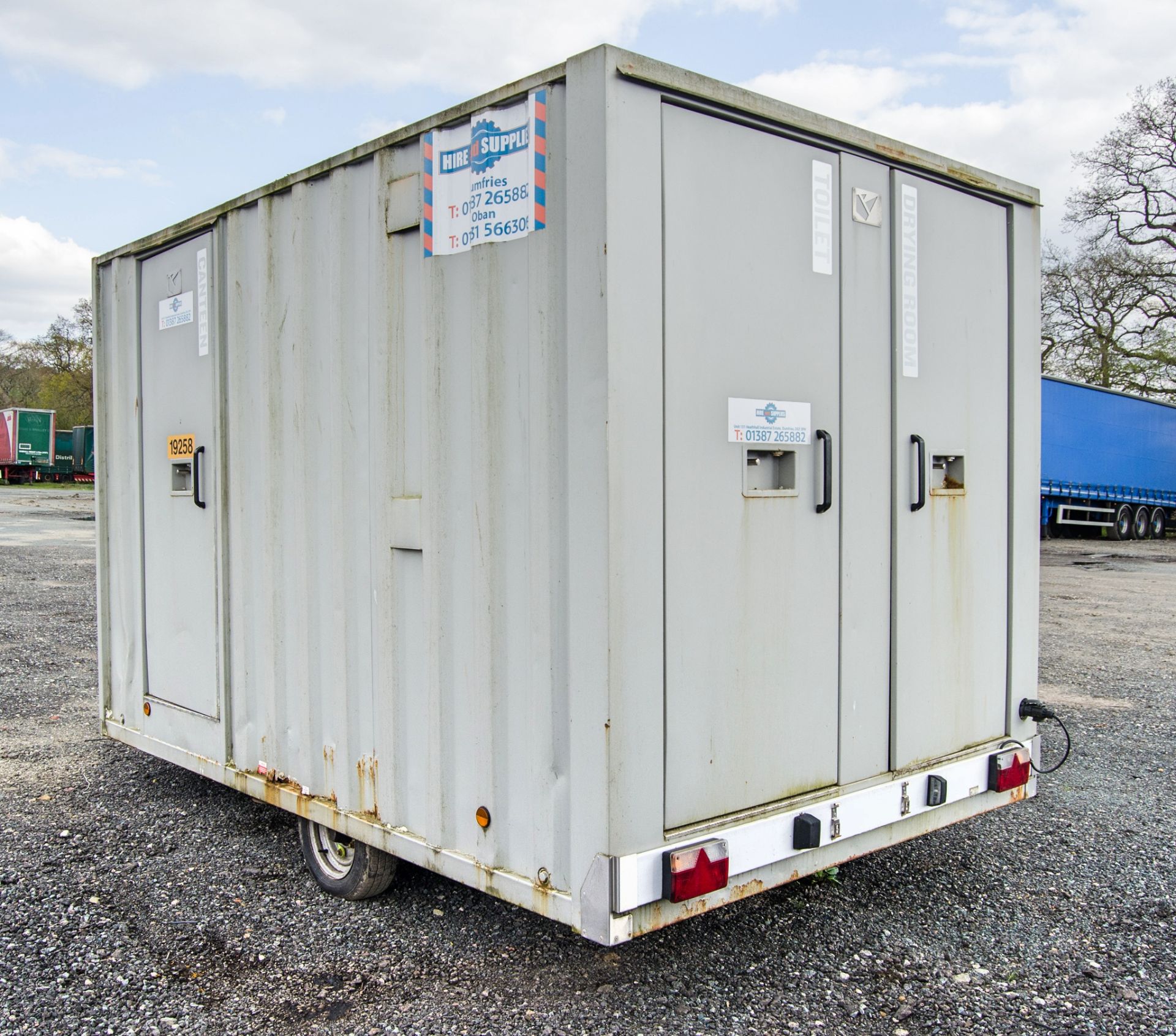 Boss Cabins 12ft x 8ft mobile welfare site unit Comprising of: Canteen area, toilet & generator room - Image 4 of 11