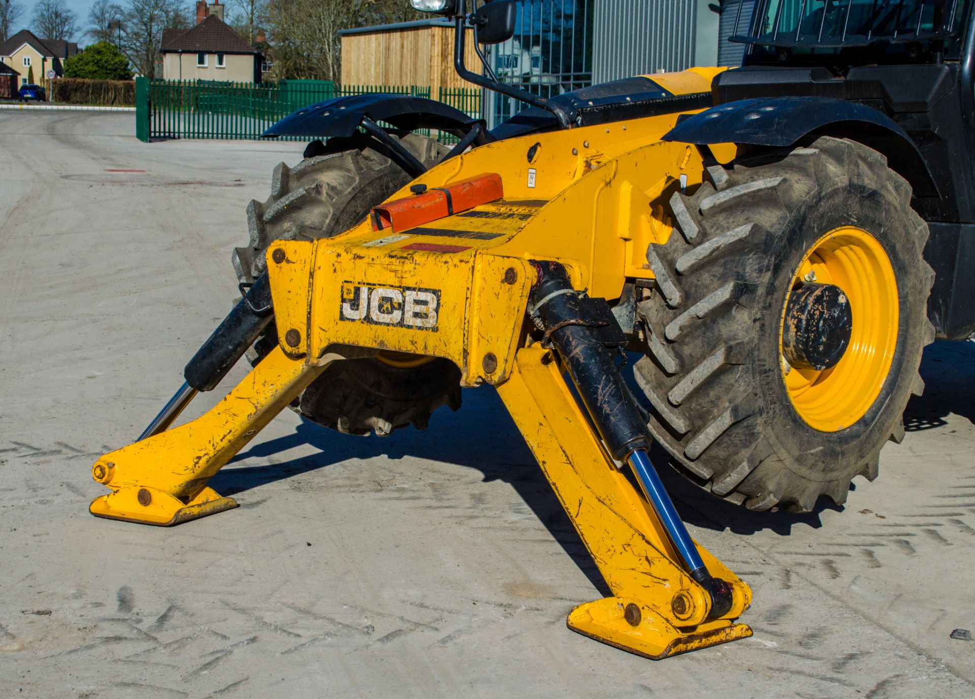 JCB 535-125 Hi-Viz 12.5 metre telescopic handler Year: 2014 S/N: 2340400 Recorded Hours: 5384 c/w - Image 13 of 26