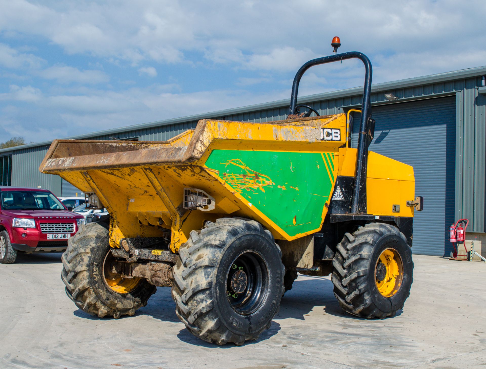 JCB 9 tonne straight skip dumper Year: 2016 S/N: RM0979 Recorded Hours: 1493 c/w V5 A751600