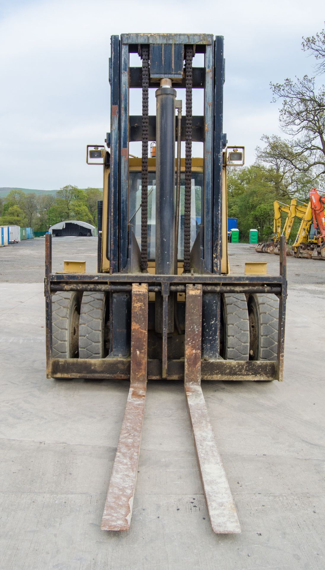 Hyster 10 tonne diesel driven fork lift truck S/N: C7E 1572H Recorded Hours: 1574 ** Engine blue - Image 5 of 19