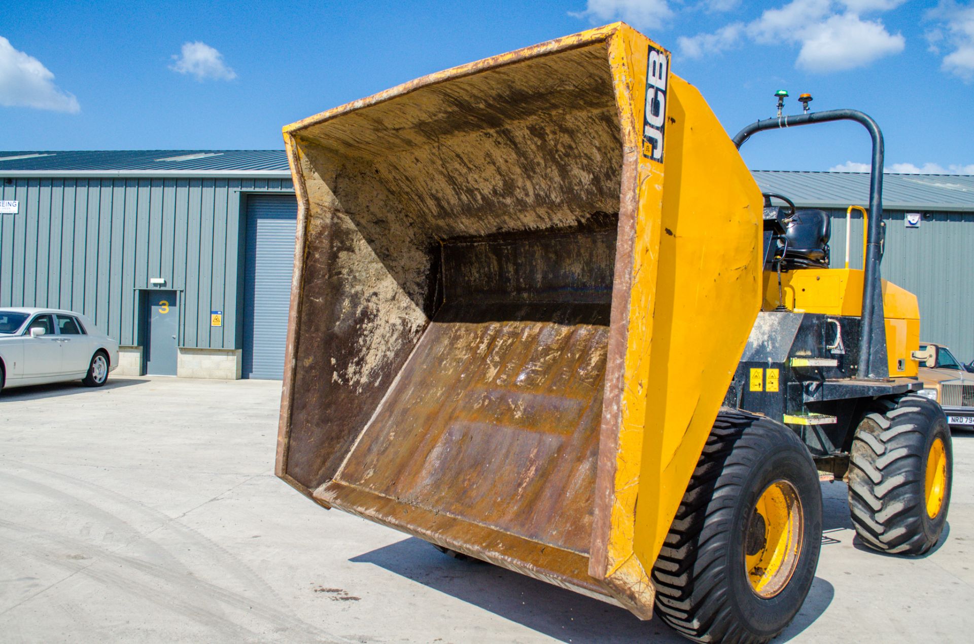 JCB 9TFT 9 tonne straight skip dumper Year: 2015 S/N: FFRM7442 Recorded Hours: 1616 c/w V5 A667157 - Image 14 of 23