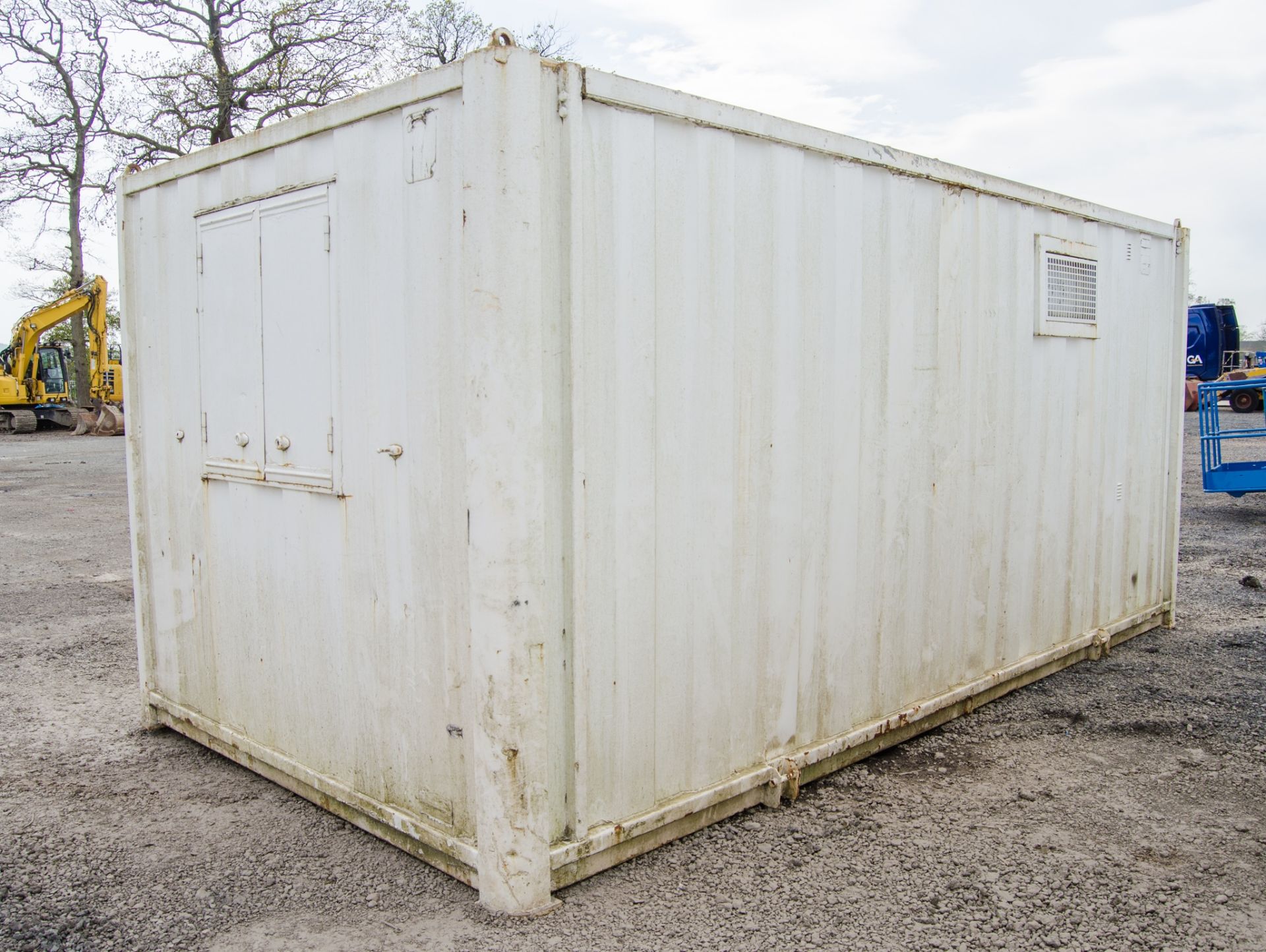 18 ft x 9 ft steel anti vandal welfare site unit Comprising of: canteen area, drying room, - Image 4 of 10