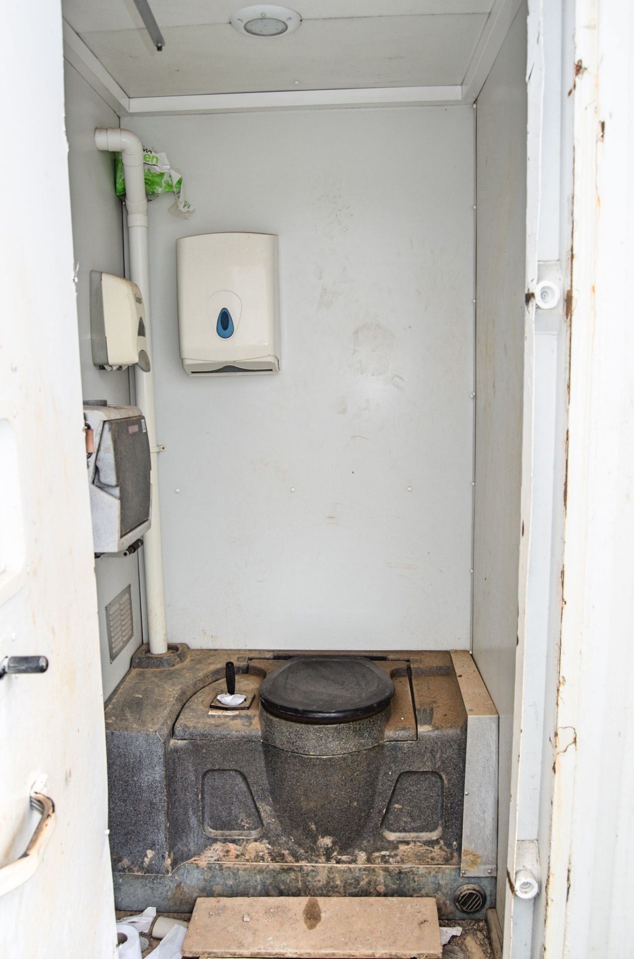 21 ft x 9 ft steel anti-vandal welfare site unit Comprising of: canteen area, drying room, - Image 8 of 11