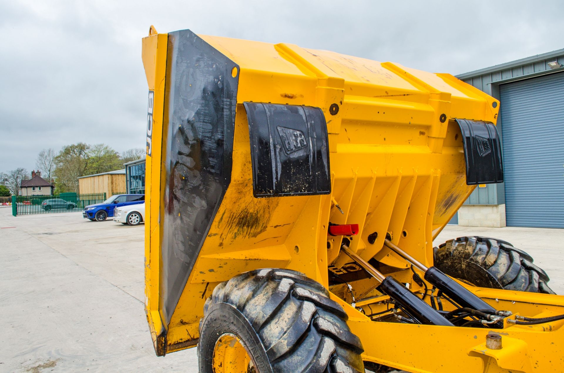 JCB 9FT 9 tonne straight skip dumper  Year: 2018 S/N: 2780319 Recorded Hours: 2120 c/w camera system - Image 15 of 24