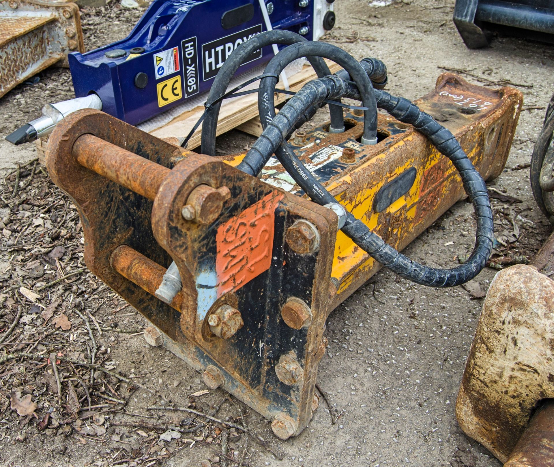 DKB hydraulic breaker to suit 3 tonne machine Pin diameter: 35mm Pin centres: 170mm Pin width: 150mm - Image 2 of 4