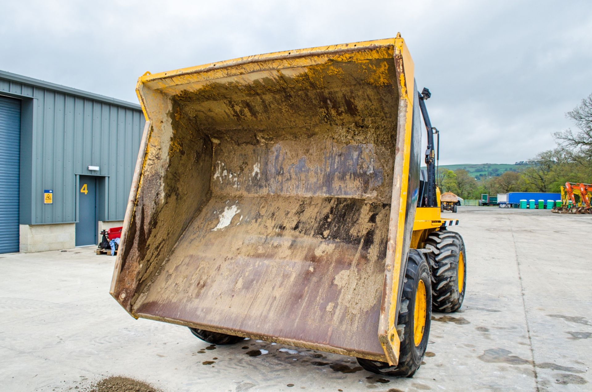 JCB 9FT 9 tonne straight skip dumper  Year: 2018 S/N: 2780155 Recorded Hours: 2269 c/w camera system - Image 14 of 24