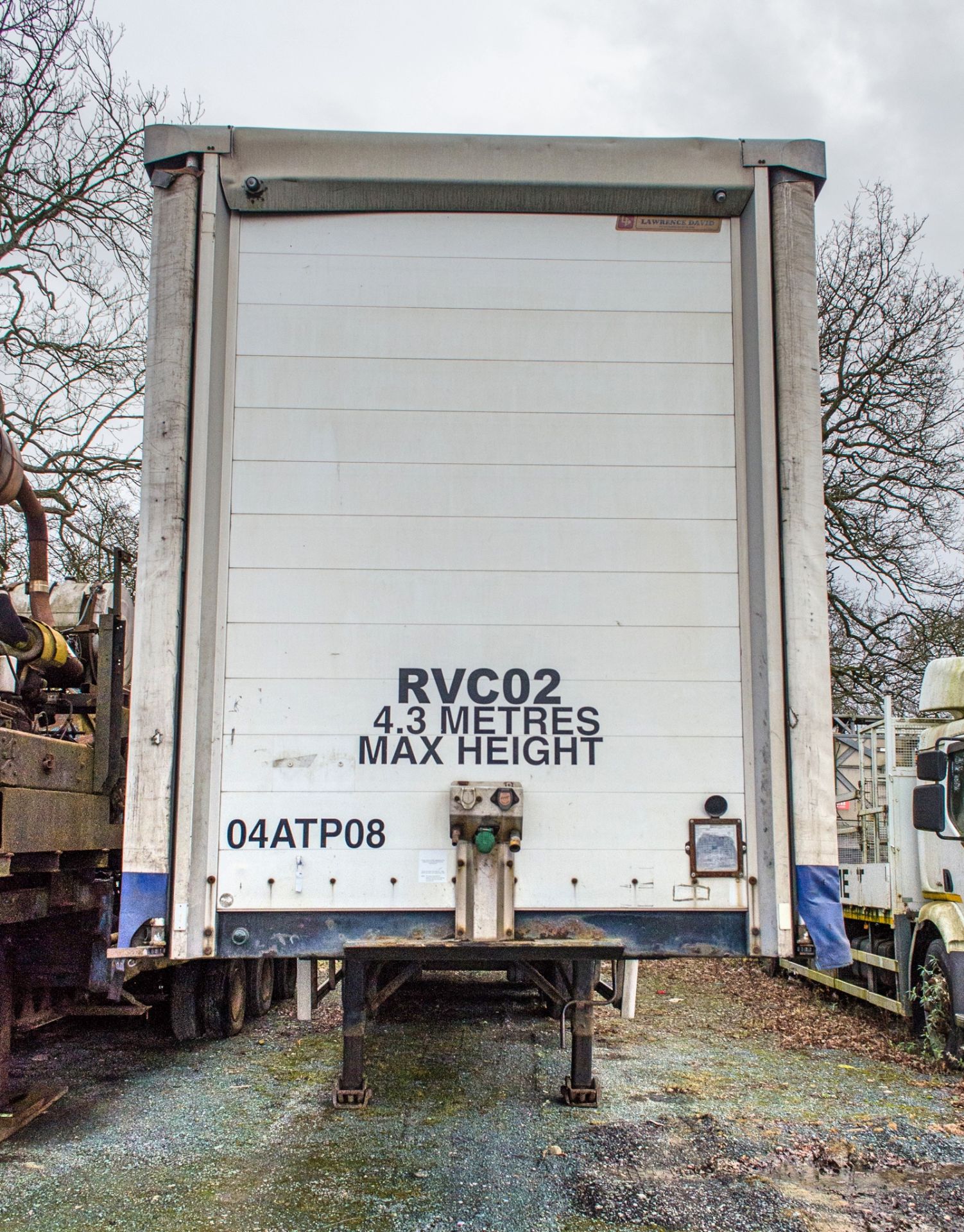 SDC 13.6 metre tri-axle curtain side trailer Year: 2003 Reg Ident: C131442 MOT: Expired - Image 5 of 12