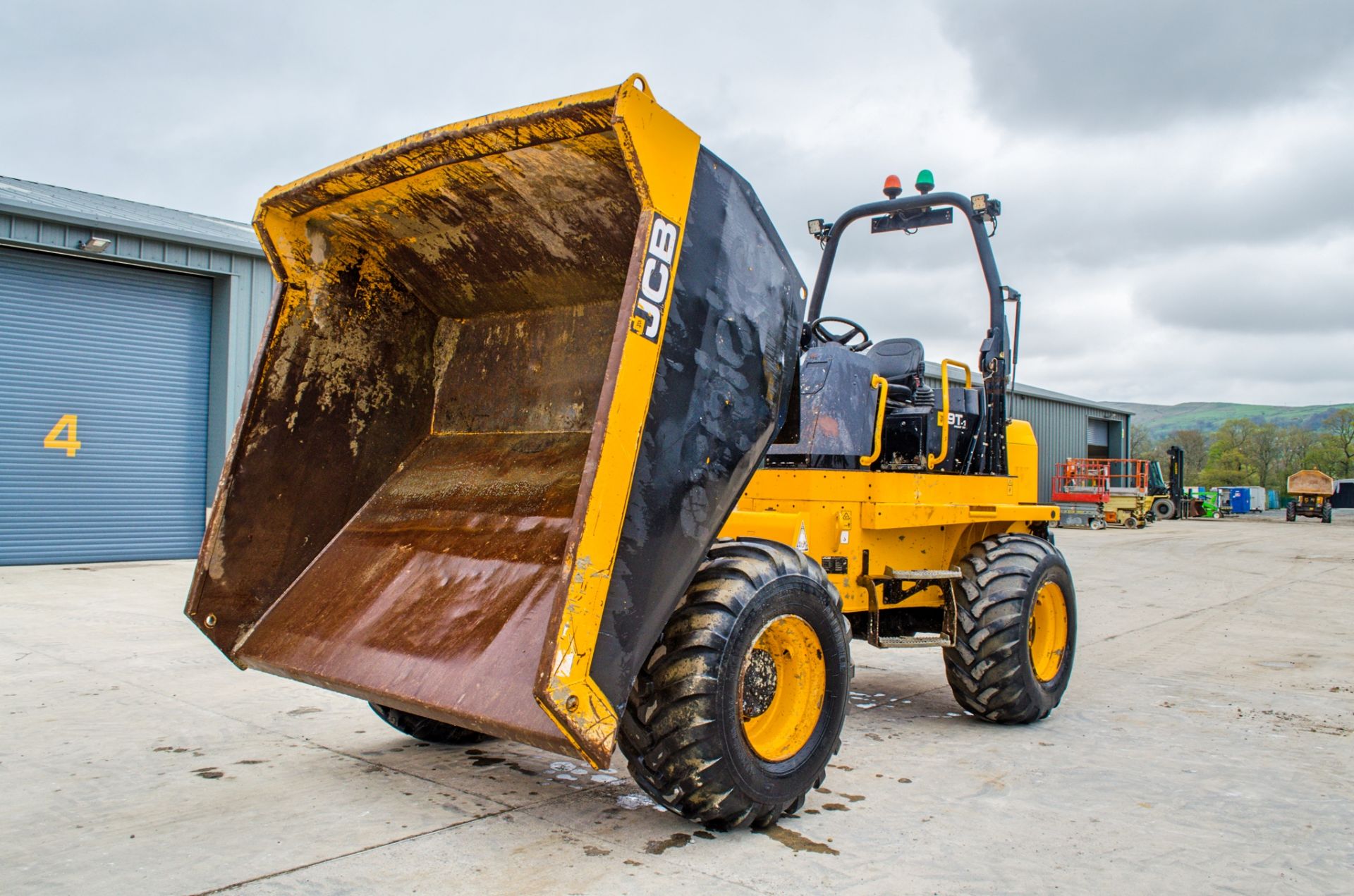 JCB 9FT 9 tonne straight skip dumper  Year: 2018 S/N: 2780319 Recorded Hours: 2120 c/w camera system - Image 13 of 24