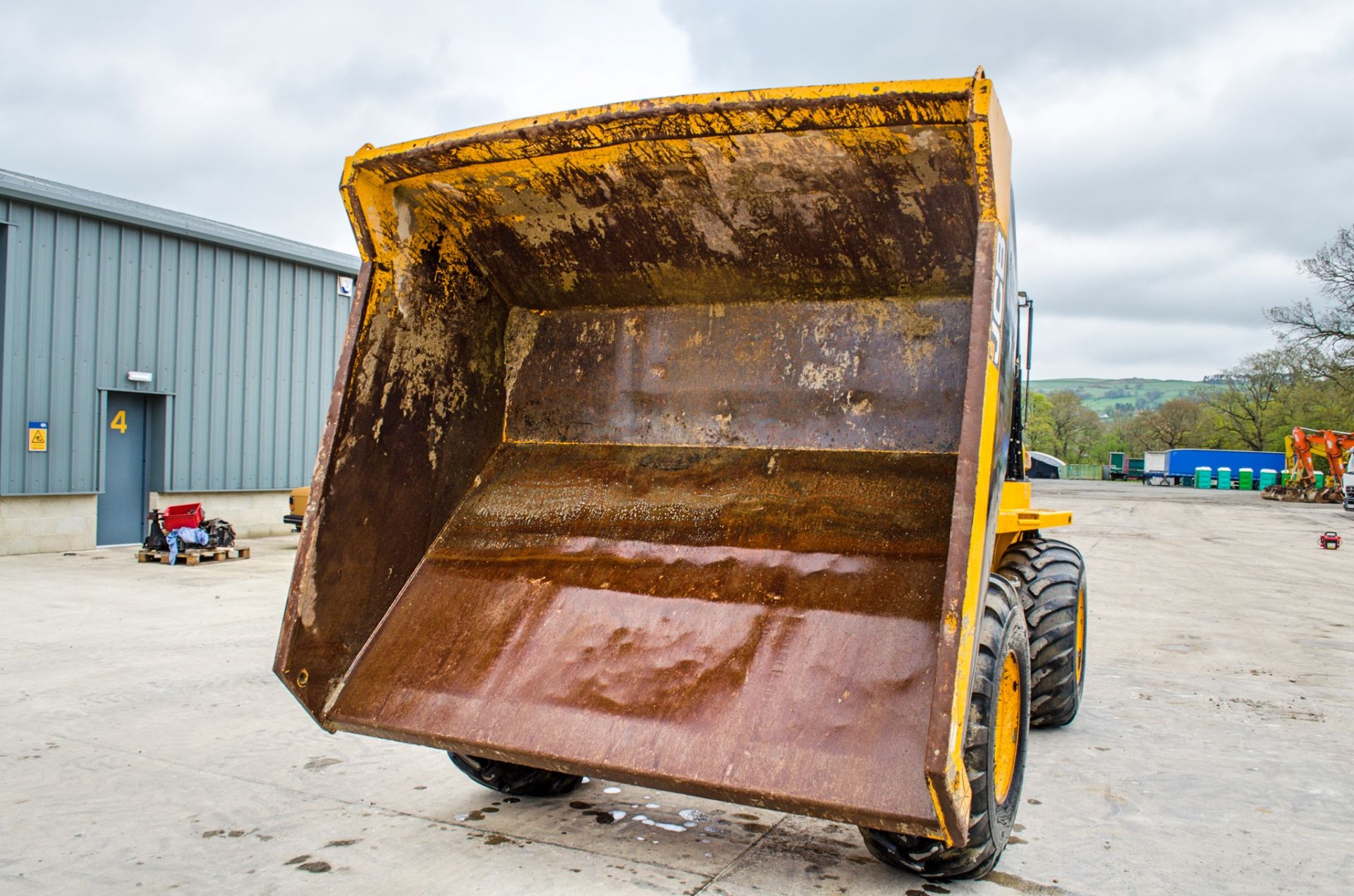 JCB 9FT 9 tonne straight skip dumper  Year: 2018 S/N: 2780319 Recorded Hours: 2120 c/w camera system - Image 14 of 24