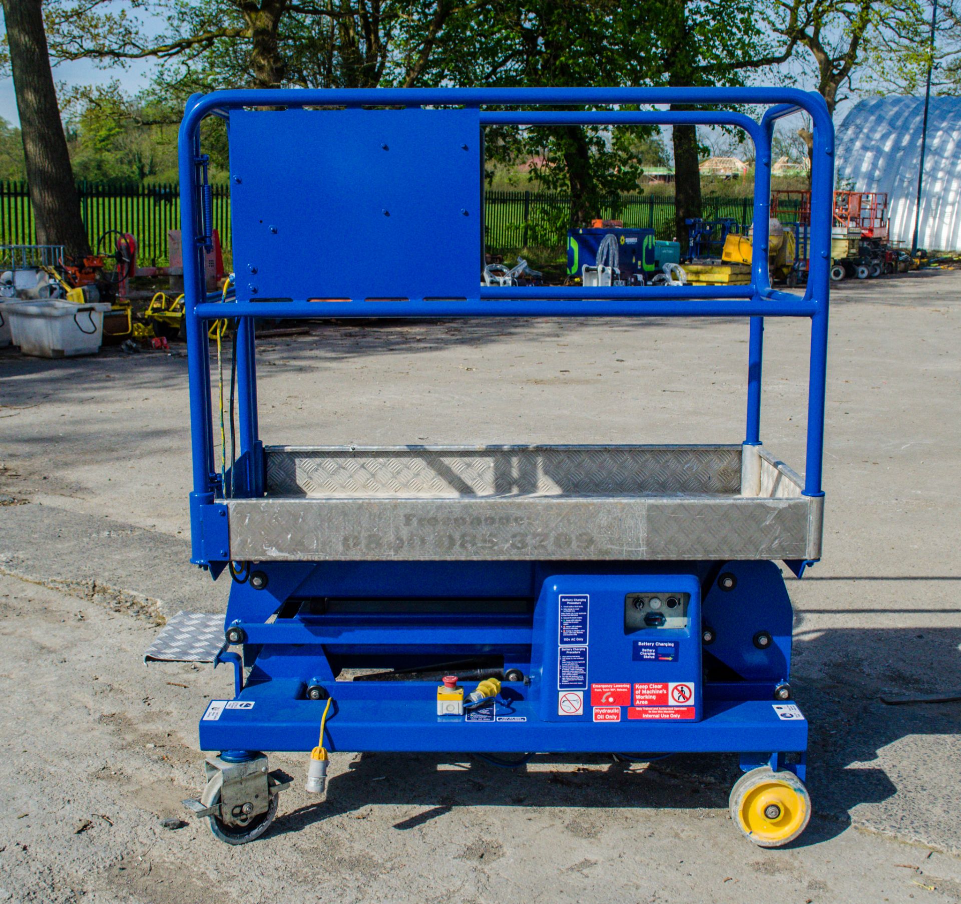 Power Tower battery electric push around access platform Year: 2014 S/N: 23383214A CTE-35 - Image 5 of 8