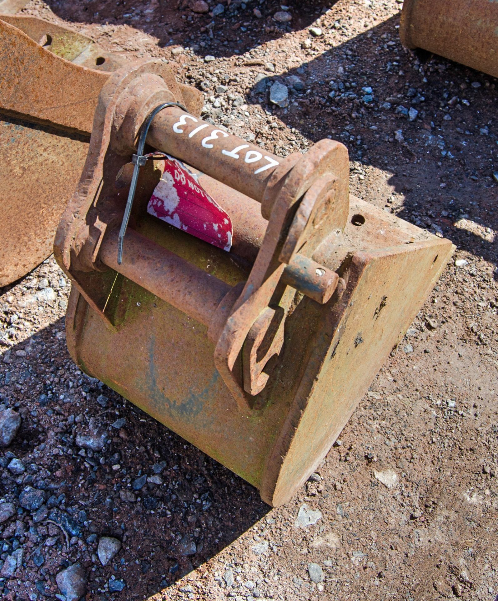 8 inch digging bucket - Image 2 of 2