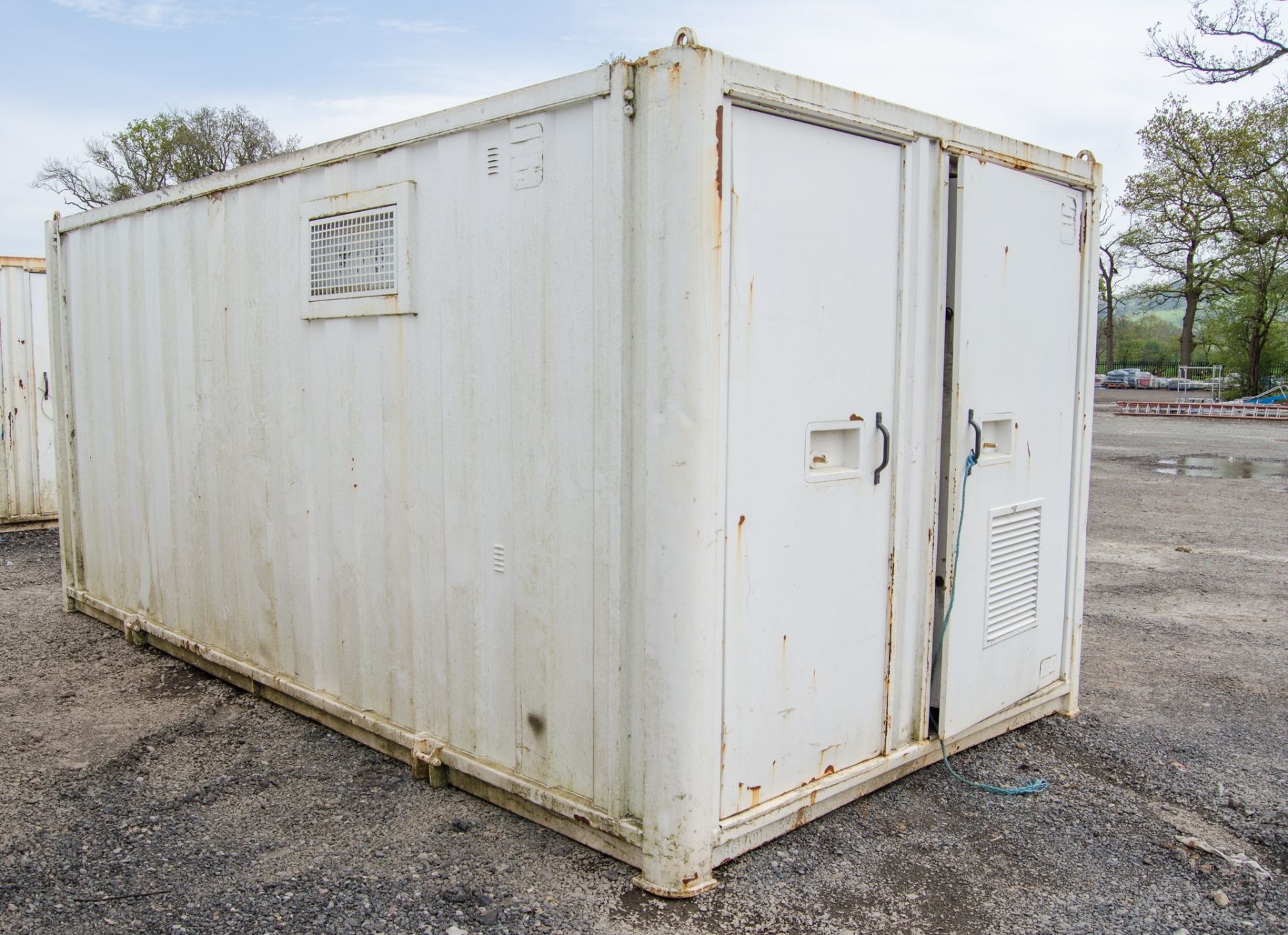 18 ft x 9 ft steel anti vandal welfare site unit Comprising of: canteen area, drying room, - Image 3 of 10