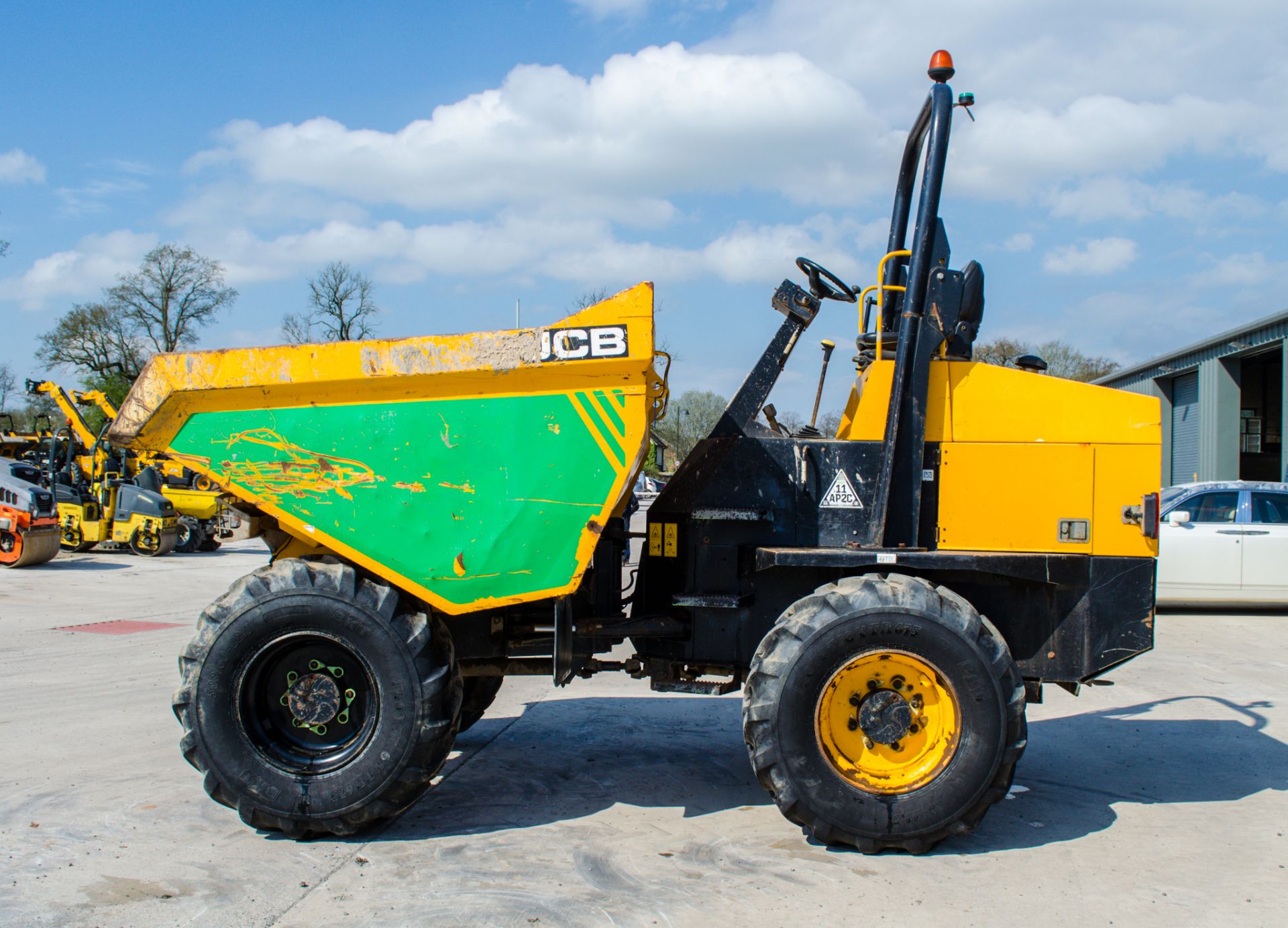 JCB 9 tonne straight skip dumper Year: 2016 S/N: RM0979 Recorded Hours: 1493 c/w V5 A751600 - Image 7 of 21