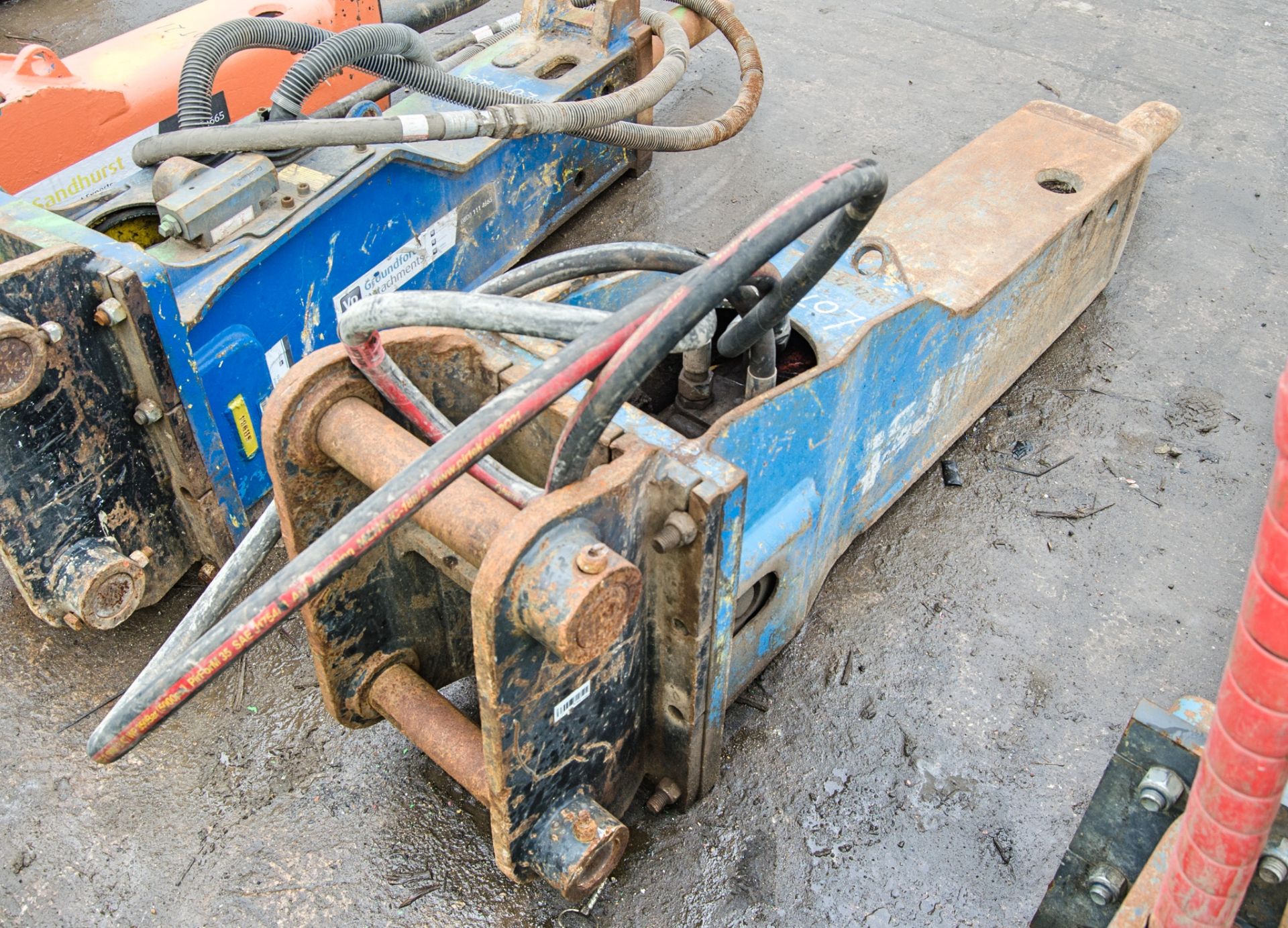 Hydraulic breaker to suit 13-18 tonne excavator c/w headstock Pin diameter: 65mm Pin centres: - Image 2 of 4