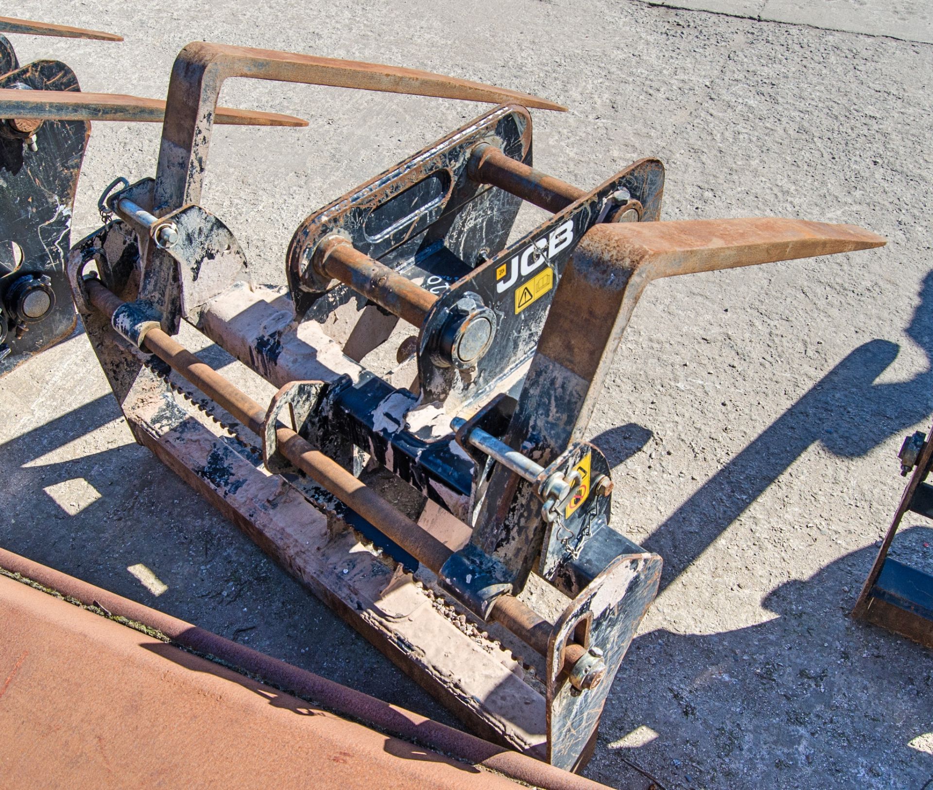 JCB fork carriage to suit 10-24 tonne excavator c/w headstock Pin diameter: 65mm Pin centres: - Image 2 of 2